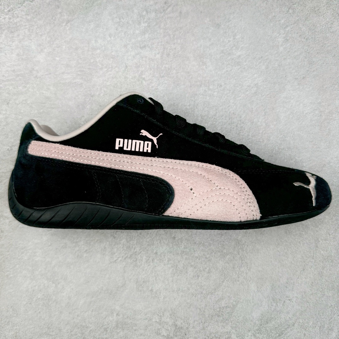图片[5]-＃HP纯原 Open YY x Puma Speedca OG\\\”Black/White\\\”彪马极速赛车系列低帮德训风拼接复古百搭休闲运动赛车鞋 OPEN YY x Puma Speedcat，成为韩国 2024 年至今最热鞋款，引发本地玩家排队疯抢，而缔造者之一 OPEN YY 早已席卷韩国时尚圈，并正试图用 Puma 联名等方式，将「首尔辣妹美学」带向全球。本次与「首尔辣妹衣柜」 OPEN YY 联名，发售之外还在乐天世界购物中心举办 POP UP，时尚博主纷纷到场打卡，让 Puma 的「IT Shoes」进一步拓展韩国市场，本次共发售 3 款配色，粉金、沙银更受女玩家喜爱，用以搭配裙装、运动裤，黑银则低调前卫，且男码几乎无溢价；而让不少玩家「提前种草」的，则是 OPEN YY 示范的「彩色丝袜 blokette 混搭」，配合干燥迷幻的亚文化氛围，成为不少女生的「新搭配指南」， POP UP 现场和近两天的社媒上脚图中，不少玩家继续用本次联名 Speedcat 玩转 blokette，并强调 Speedcat 与其他平底运动鞋相比，更加前卫、性感；Speedcat 外，OPEN YY 还将 Puma 的 Tracksuit、复古运动外套等单品，融入自身的「首尔辣妹美学」， 千禧银、赛车印花设计，颇为符合当下首尔街头日常着装的审美，也同样在发售时受到追捧。尺码：35.5 36 37 37.5 38 38.5 39 40 40.5 41 42 42.5 43 44 45-选品中心