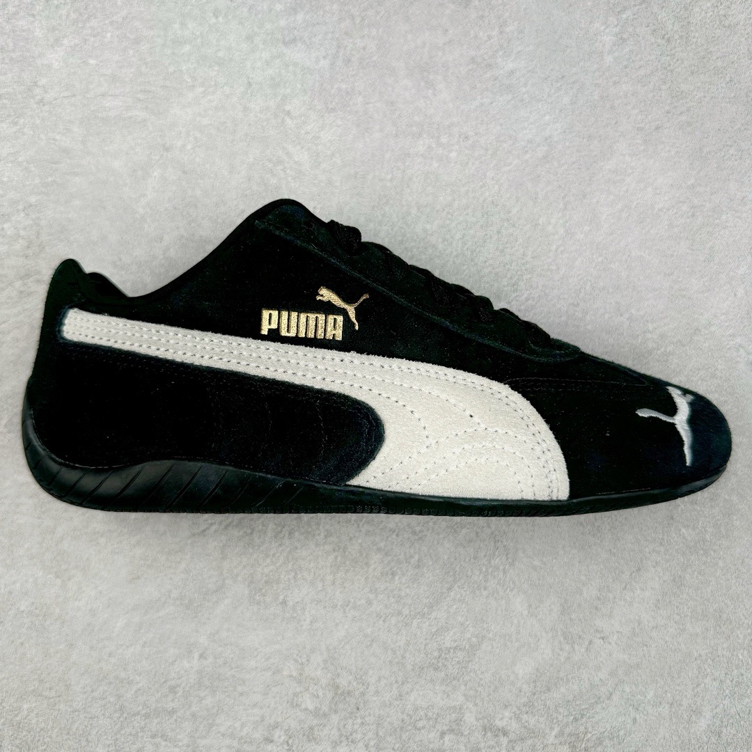 图片[7]-＃HP纯原 Open YY x Puma Speedca OG\\\”Black/White\\\”彪马极速赛车系列低帮德训风拼接复古百搭休闲运动赛车鞋 OPEN YY x Puma Speedcat，成为韩国 2024 年至今最热鞋款，引发本地玩家排队疯抢，而缔造者之一 OPEN YY 早已席卷韩国时尚圈，并正试图用 Puma 联名等方式，将「首尔辣妹美学」带向全球。本次与「首尔辣妹衣柜」 OPEN YY 联名，发售之外还在乐天世界购物中心举办 POP UP，时尚博主纷纷到场打卡，让 Puma 的「IT Shoes」进一步拓展韩国市场，本次共发售 3 款配色，粉金、沙银更受女玩家喜爱，用以搭配裙装、运动裤，黑银则低调前卫，且男码几乎无溢价；而让不少玩家「提前种草」的，则是 OPEN YY 示范的「彩色丝袜 blokette 混搭」，配合干燥迷幻的亚文化氛围，成为不少女生的「新搭配指南」， POP UP 现场和近两天的社媒上脚图中，不少玩家继续用本次联名 Speedcat 玩转 blokette，并强调 Speedcat 与其他平底运动鞋相比，更加前卫、性感；Speedcat 外，OPEN YY 还将 Puma 的 Tracksuit、复古运动外套等单品，融入自身的「首尔辣妹美学」， 千禧银、赛车印花设计，颇为符合当下首尔街头日常着装的审美，也同样在发售时受到追捧。尺码：35.5 36 37 37.5 38 38.5 39 40 40.5 41 42 42.5 43 44 45-选品中心