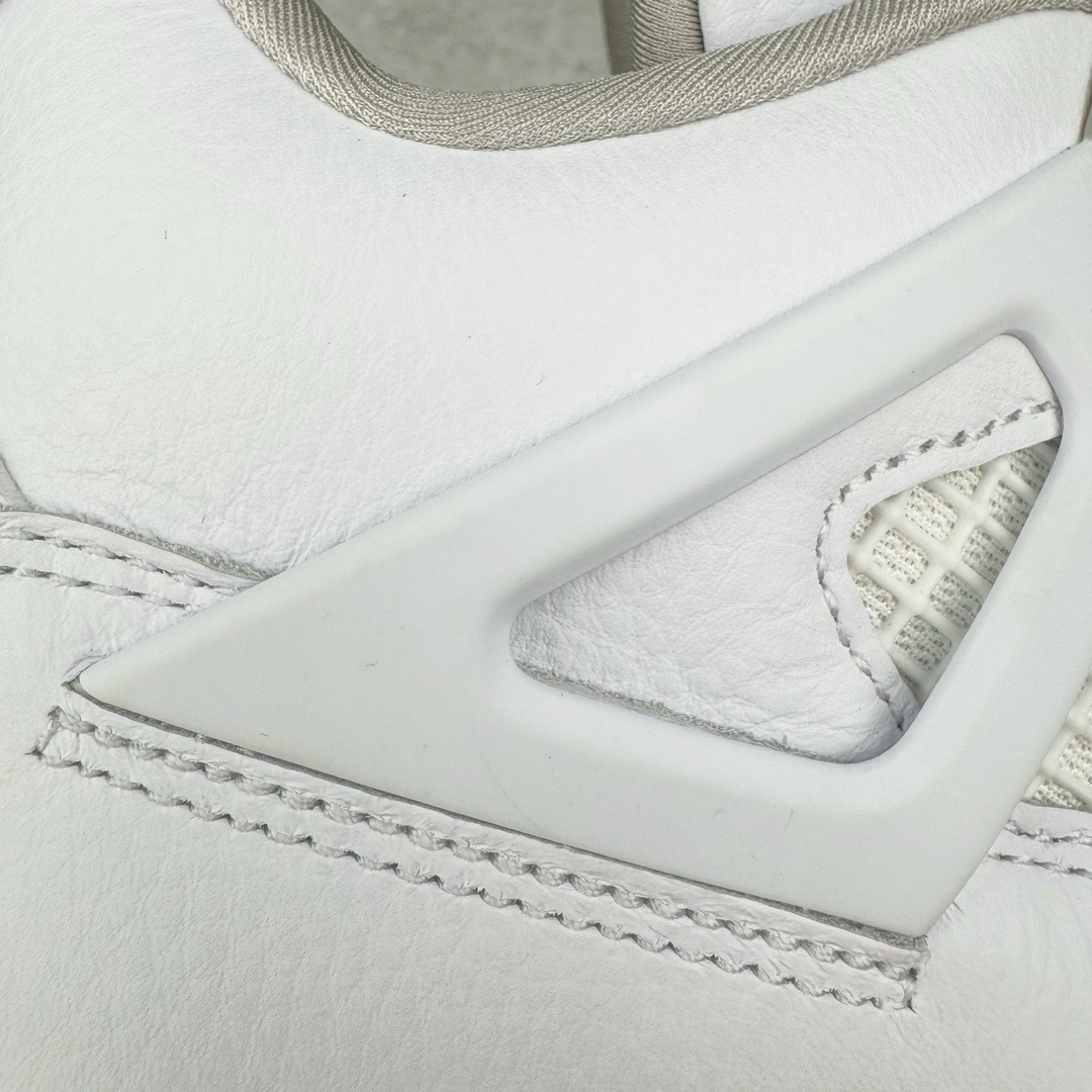 图片[14]-＃lw纯原 Air Jordan AJ4 Retro 白灰奥利奥 CT8527-100 第一梯队最新批次 细节多次校对改良 接近完美 细节达到可过鉴定标准 耗时半年巨作 全套原纸板楦头开发 原厂特供皮料加持 确保原汁原味 完美呈现四代版型 一比一鞋头弧度高度鞋身弧度 数据细节工艺流程均保持原鞋一致 原厂TPU网格鞋带扣 正确内里网布 菱角分明不变形无多余毛边 柔软性质感一致于原鞋 原厂织唛标 原厂飞人电绣工艺 尾指中部跳三针 独家绑鞋带手法 印刷中底布 四线拉帮 米色美纹纸贴合固定 进口港宝加持 后跟自然饱满 全鞋荧光划线卡点 追求极致完美 每一双都是工艺品 多重QC质检 超越公司货的品控标准 实实在在的免检产品 尺码：40 40.5 41 42 42.5 43 44 44.5 45 46 47.5 48.5-选品中心