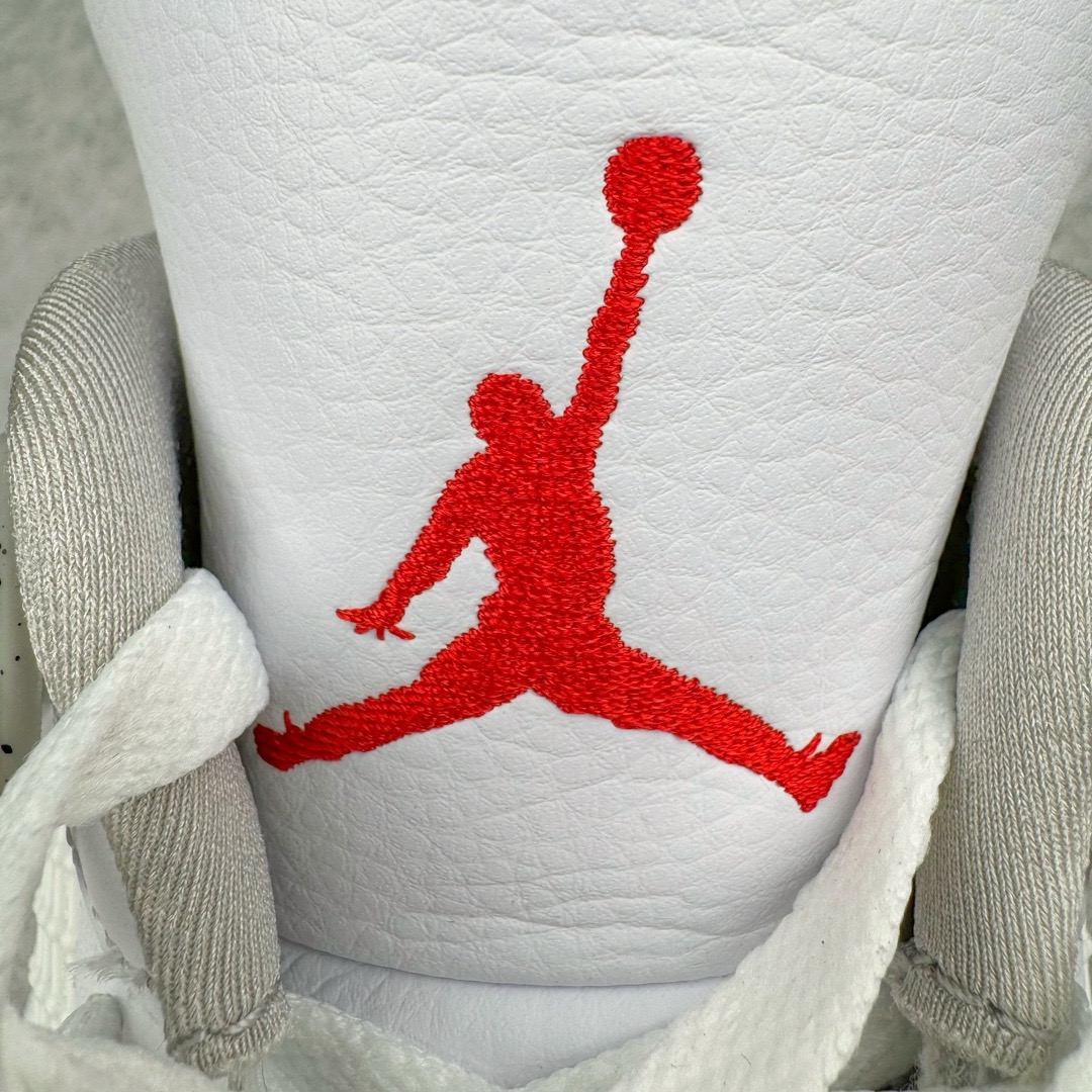 图片[13]-＃lw纯原 Air Jordan AJ4 Retro 白灰奥利奥 CT8527-100 第一梯队最新批次 细节多次校对改良 接近完美 细节达到可过鉴定标准 耗时半年巨作 全套原纸板楦头开发 原厂特供皮料加持 确保原汁原味 完美呈现四代版型 一比一鞋头弧度高度鞋身弧度 数据细节工艺流程均保持原鞋一致 原厂TPU网格鞋带扣 正确内里网布 菱角分明不变形无多余毛边 柔软性质感一致于原鞋 原厂织唛标 原厂飞人电绣工艺 尾指中部跳三针 独家绑鞋带手法 印刷中底布 四线拉帮 米色美纹纸贴合固定 进口港宝加持 后跟自然饱满 全鞋荧光划线卡点 追求极致完美 每一双都是工艺品 多重QC质检 超越公司货的品控标准 实实在在的免检产品 尺码：40 40.5 41 42 42.5 43 44 44.5 45 46 47.5 48.5-选品中心