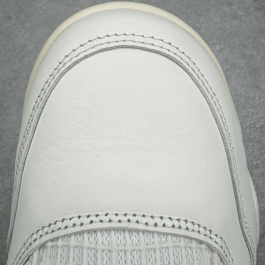图片[13]-＃lw纯原 Air Jordan AJ4 Retro 盐白金属扣 AQ9129-170 第一梯队最新批次 细节多次校对改良 接近完美 细节达到可过鉴定标准 耗时半年巨作 全套原纸板楦头开发 原厂特供皮料加持 确保原汁原味 完美呈现四代版型 一比一鞋头弧度高度鞋身弧度 数据细节工艺流程均保持原鞋一致 原厂TPU网格鞋带扣 正确内里网布 菱角分明不变形无多余毛边 柔软性质感一致于原鞋 原厂织唛标 原厂飞人电绣工艺 尾指中部跳三针 独家绑鞋带手法 印刷中底布 四线拉帮 米色美纹纸贴合固定 进口港宝加持 后跟自然饱满 全鞋荧光划线卡点 追求极致完美 每一双都是工艺品 多重QC质检 超越公司货的品控标准 实实在在的免检产品 尺码：36 36.5 37.5 38 38.5 39 40 40.5 41 42 42.5 43 44 44.5 45 46 47.5 48.5-选品中心