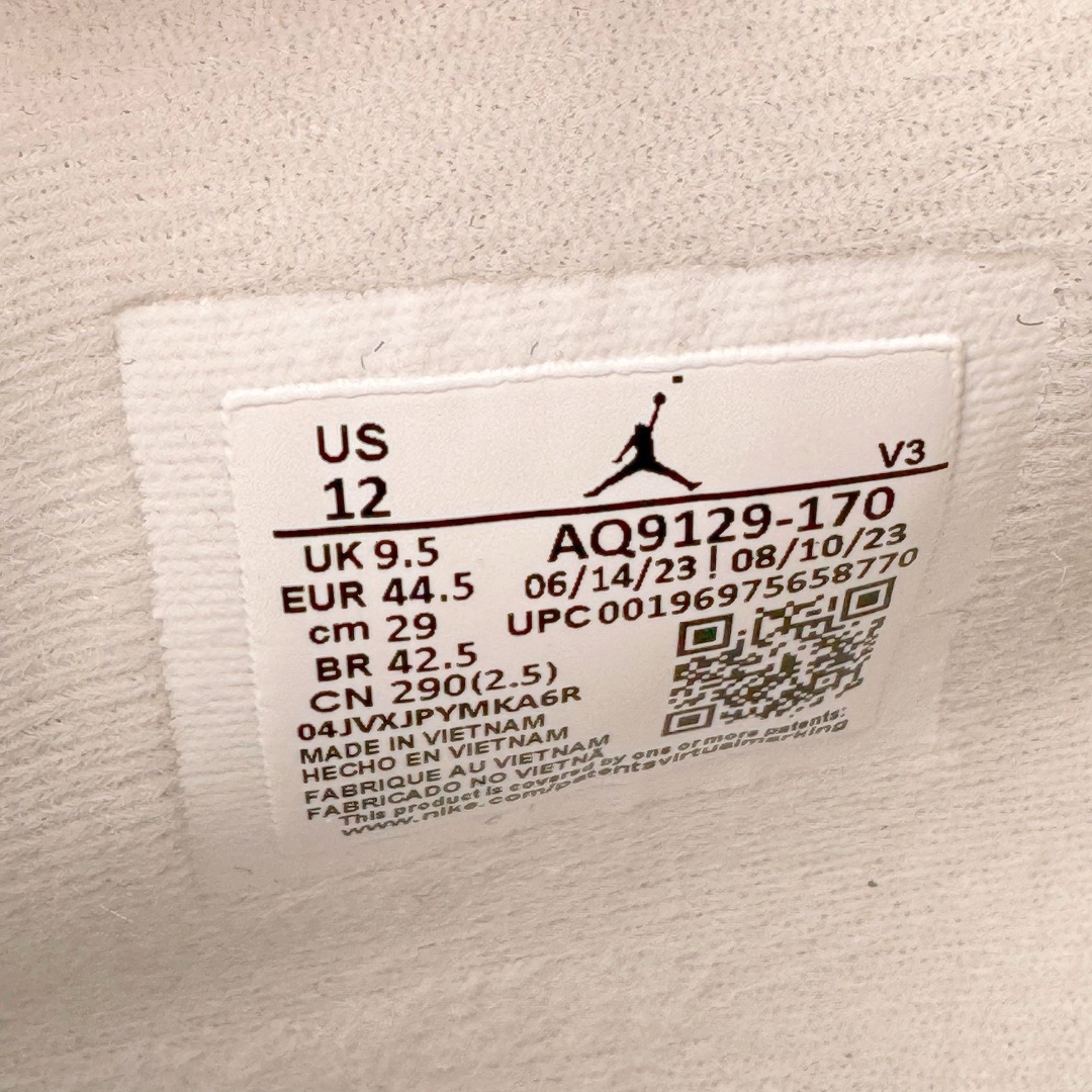 图片[11]-＃lw纯原 Air Jordan AJ4 Retro 盐白金属扣 AQ9129-170 第一梯队最新批次 细节多次校对改良 接近完美 细节达到可过鉴定标准 耗时半年巨作 全套原纸板楦头开发 原厂特供皮料加持 确保原汁原味 完美呈现四代版型 一比一鞋头弧度高度鞋身弧度 数据细节工艺流程均保持原鞋一致 原厂TPU网格鞋带扣 正确内里网布 菱角分明不变形无多余毛边 柔软性质感一致于原鞋 原厂织唛标 原厂飞人电绣工艺 尾指中部跳三针 独家绑鞋带手法 印刷中底布 四线拉帮 米色美纹纸贴合固定 进口港宝加持 后跟自然饱满 全鞋荧光划线卡点 追求极致完美 每一双都是工艺品 多重QC质检 超越公司货的品控标准 实实在在的免检产品 尺码：36 36.5 37.5 38 38.5 39 40 40.5 41 42 42.5 43 44 44.5 45 46 47.5 48.5-选品中心