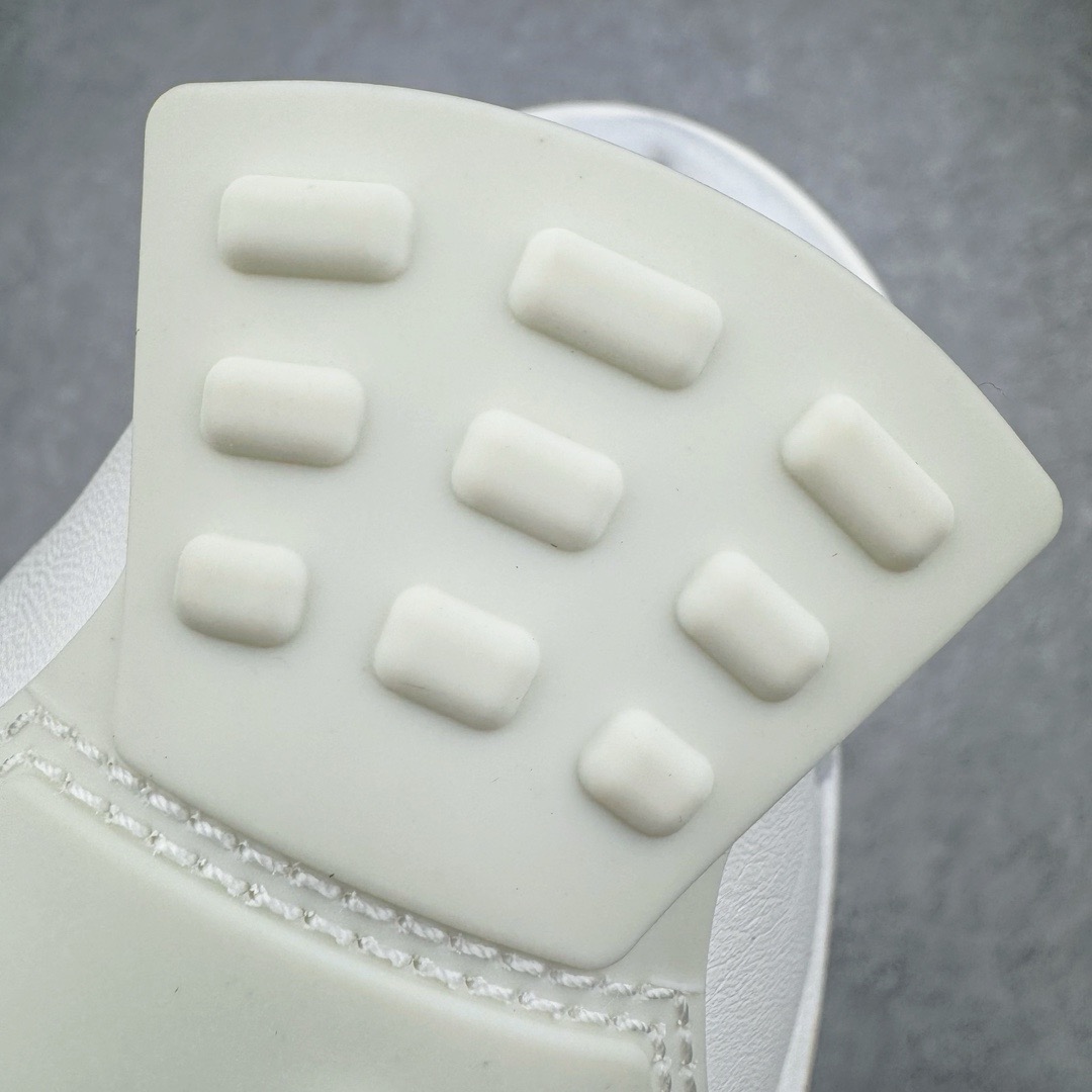 图片[19]-＃lw纯原 Air Jordan AJ4 Retro 盐白金属扣 AQ9129-170 第一梯队最新批次 细节多次校对改良 接近完美 细节达到可过鉴定标准 耗时半年巨作 全套原纸板楦头开发 原厂特供皮料加持 确保原汁原味 完美呈现四代版型 一比一鞋头弧度高度鞋身弧度 数据细节工艺流程均保持原鞋一致 原厂TPU网格鞋带扣 正确内里网布 菱角分明不变形无多余毛边 柔软性质感一致于原鞋 原厂织唛标 原厂飞人电绣工艺 尾指中部跳三针 独家绑鞋带手法 印刷中底布 四线拉帮 米色美纹纸贴合固定 进口港宝加持 后跟自然饱满 全鞋荧光划线卡点 追求极致完美 每一双都是工艺品 多重QC质检 超越公司货的品控标准 实实在在的免检产品 尺码：36 36.5 37.5 38 38.5 39 40 40.5 41 42 42.5 43 44 44.5 45 46 47.5 48.5-选品中心