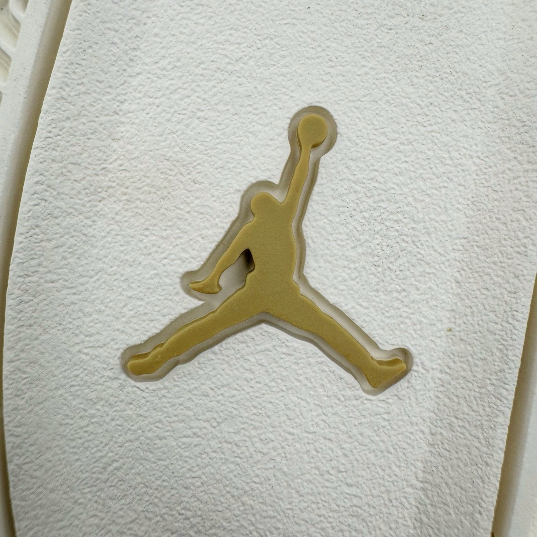 图片[20]-＃lw纯原 Air Jordan AJ4 Retro 盐白金属扣 AQ9129-170 第一梯队最新批次 细节多次校对改良 接近完美 细节达到可过鉴定标准 耗时半年巨作 全套原纸板楦头开发 原厂特供皮料加持 确保原汁原味 完美呈现四代版型 一比一鞋头弧度高度鞋身弧度 数据细节工艺流程均保持原鞋一致 原厂TPU网格鞋带扣 正确内里网布 菱角分明不变形无多余毛边 柔软性质感一致于原鞋 原厂织唛标 原厂飞人电绣工艺 尾指中部跳三针 独家绑鞋带手法 印刷中底布 四线拉帮 米色美纹纸贴合固定 进口港宝加持 后跟自然饱满 全鞋荧光划线卡点 追求极致完美 每一双都是工艺品 多重QC质检 超越公司货的品控标准 实实在在的免检产品 尺码：36 36.5 37.5 38 38.5 39 40 40.5 41 42 42.5 43 44 44.5 45 46 47.5 48.5-选品中心