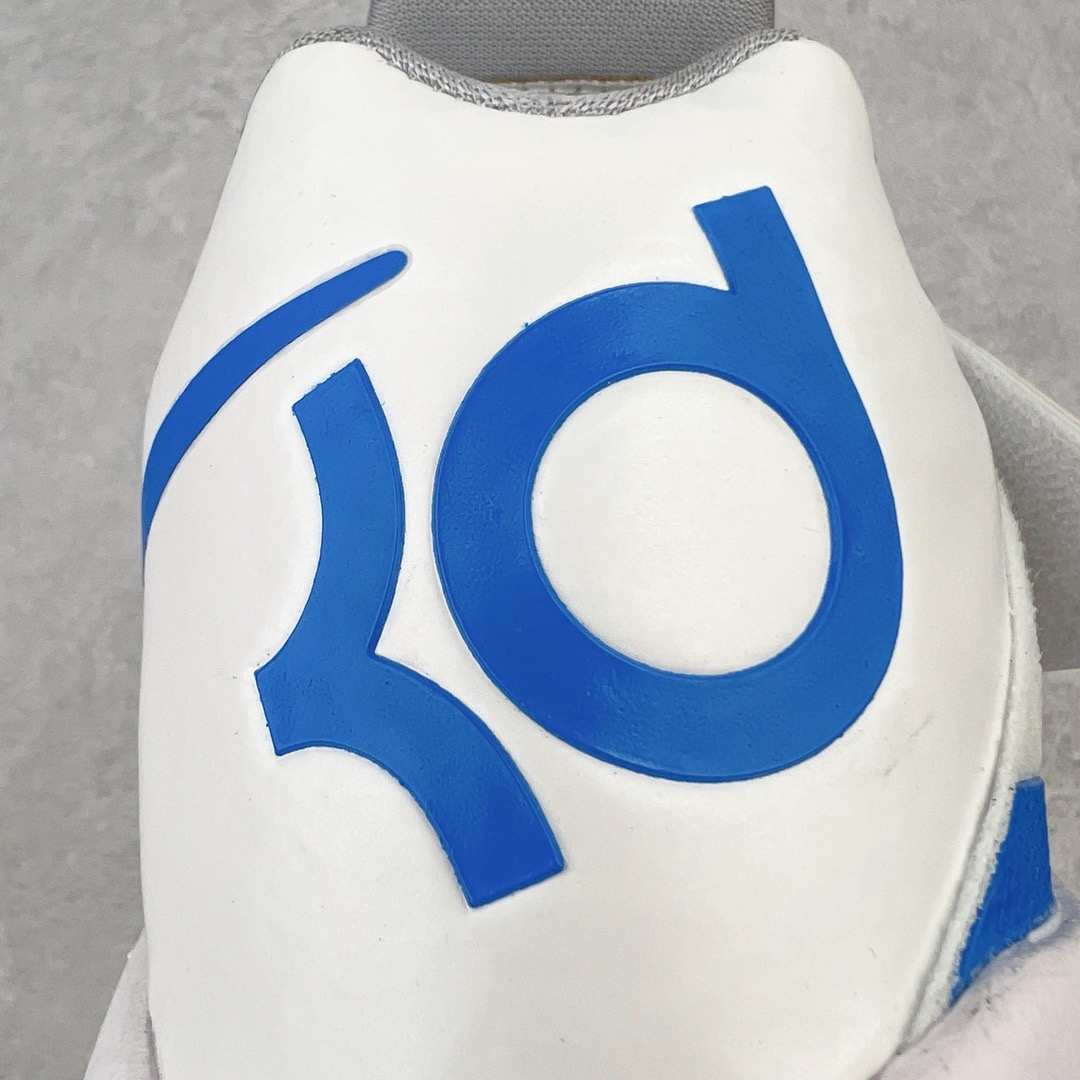 图片[13]-＃K版纯原 NK KD Ⅳ Think 16 杜兰特4代实战篮球鞋 总冠军白蓝 AQ5103-100 绝迹单品 实战神鞋 Sneaker鞋柜必备 为了应杜兰特追求鞋子轻质 包裹强的要求 将轻盈的Hyperfuse 鞋面与Adaptive Fit黏扣带系统完美结合 大大提升了鞋子的包裏性能 同时鞋帮的高度也达到了杜兰特球鞋的新低 极大程度的解放了脚踝 搭配前掌的Zoom气垫 突破响应非常迅速 外底使用了闪电状的纹路设计 暗合杜兰特的称号 鞋底不规则纹路设计 带来良好的抓地力 尺码：40 40.5 41 42 42.5 43 44 44.5 45 46\\r-选品中心