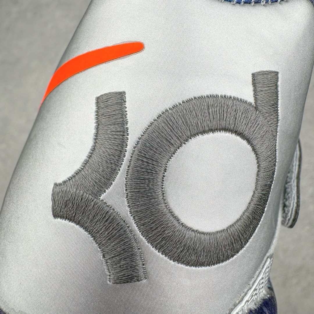 图片[11]-＃K版纯原 NK KD Ⅳ Think 16 杜兰特4代实战篮球鞋 全明星 金属银 520814-001 绝迹单品 实战神鞋 Sneaker鞋柜必备 为了应杜兰特追求鞋子轻质 包裹强的要求 将轻盈的Hyperfuse 鞋面与Adaptive Fit黏扣带系统完美结合 大大提升了鞋子的包裏性能 同时鞋帮的高度也达到了杜兰特球鞋的新低 极大程度的解放了脚踝 搭配前掌的Zoom气垫 突破响应非常迅速 外底使用了闪电状的纹路设计 暗合杜兰特的称号 鞋底不规则纹路设计 带来良好的抓地力 尺码：40 40.5 41 42 42.5 43 44 44.5 45 46\\r-选品中心