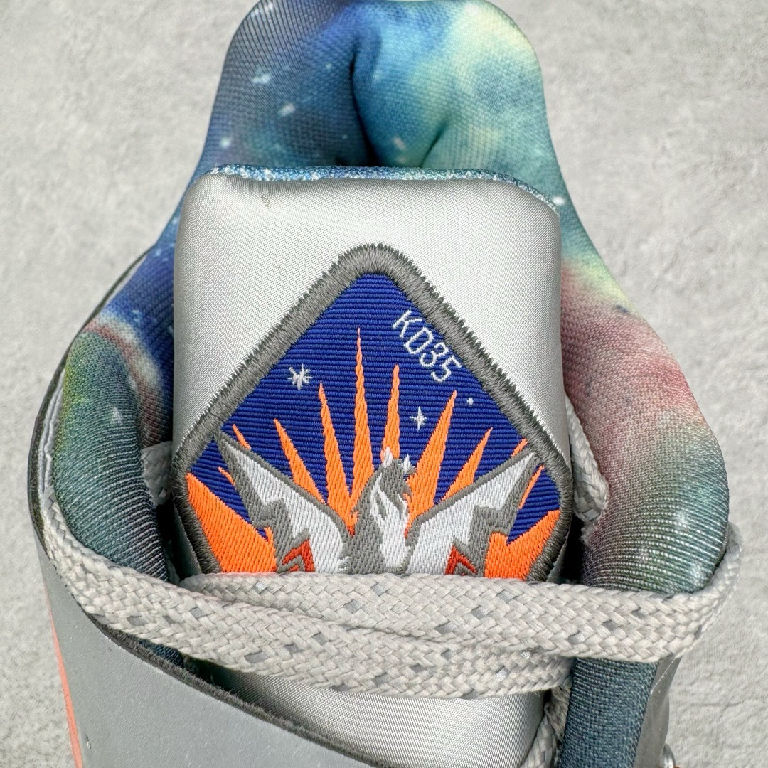 图片[15]-＃K版纯原 NK KD Ⅳ Think 16 杜兰特4代实战篮球鞋 全明星 金属银 520814-001 绝迹单品 实战神鞋 Sneaker鞋柜必备 为了应杜兰特追求鞋子轻质 包裹强的要求 将轻盈的Hyperfuse 鞋面与Adaptive Fit黏扣带系统完美结合 大大提升了鞋子的包裏性能 同时鞋帮的高度也达到了杜兰特球鞋的新低 极大程度的解放了脚踝 搭配前掌的Zoom气垫 突破响应非常迅速 外底使用了闪电状的纹路设计 暗合杜兰特的称号 鞋底不规则纹路设计 带来良好的抓地力 尺码：40 40.5 41 42 42.5 43 44 44.5 45 46\\r-选品中心