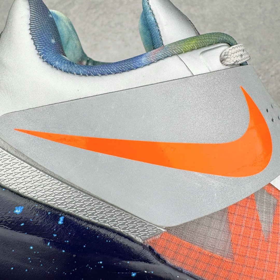 图片[10]-＃K版纯原 NK KD Ⅳ Think 16 杜兰特4代实战篮球鞋 全明星 金属银 520814-001 绝迹单品 实战神鞋 Sneaker鞋柜必备 为了应杜兰特追求鞋子轻质 包裹强的要求 将轻盈的Hyperfuse 鞋面与Adaptive Fit黏扣带系统完美结合 大大提升了鞋子的包裏性能 同时鞋帮的高度也达到了杜兰特球鞋的新低 极大程度的解放了脚踝 搭配前掌的Zoom气垫 突破响应非常迅速 外底使用了闪电状的纹路设计 暗合杜兰特的称号 鞋底不规则纹路设计 带来良好的抓地力 尺码：40 40.5 41 42 42.5 43 44 44.5 45 46\\r-选品中心