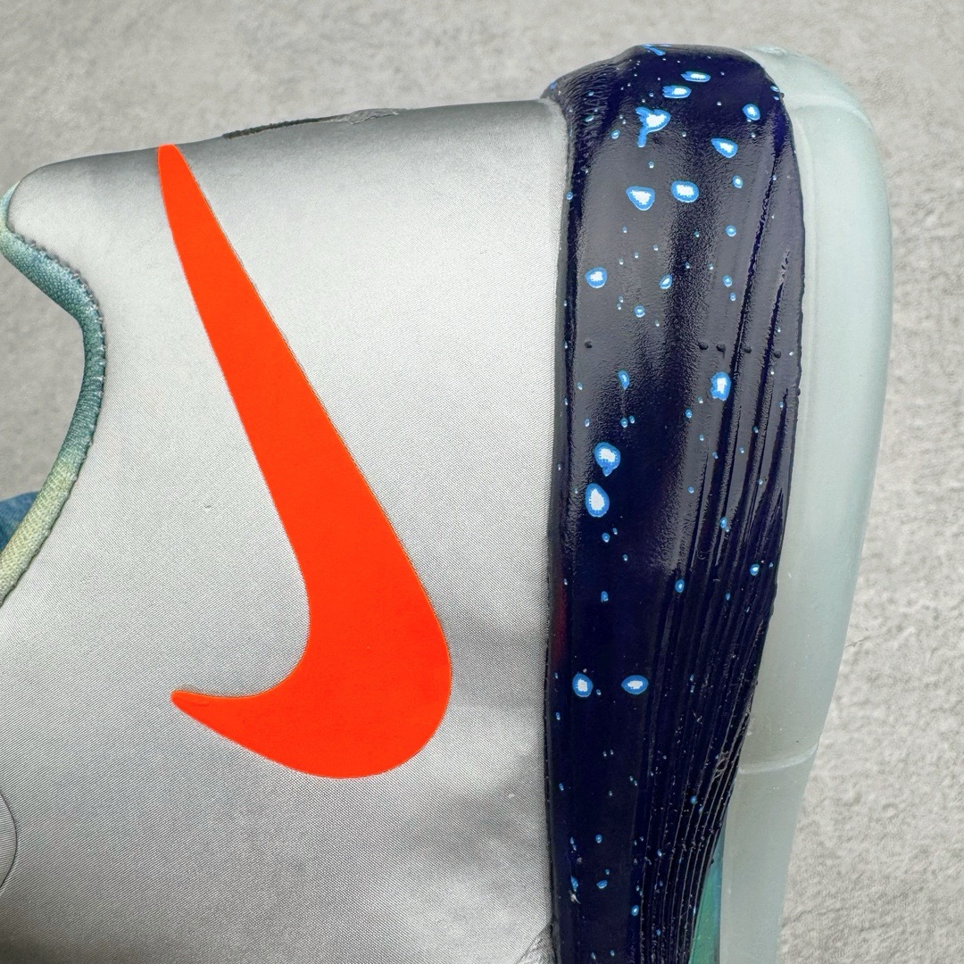 图片[14]-＃K版纯原 NK KD Ⅳ Think 16 杜兰特4代实战篮球鞋 全明星 金属银 520814-001 绝迹单品 实战神鞋 Sneaker鞋柜必备 为了应杜兰特追求鞋子轻质 包裹强的要求 将轻盈的Hyperfuse 鞋面与Adaptive Fit黏扣带系统完美结合 大大提升了鞋子的包裏性能 同时鞋帮的高度也达到了杜兰特球鞋的新低 极大程度的解放了脚踝 搭配前掌的Zoom气垫 突破响应非常迅速 外底使用了闪电状的纹路设计 暗合杜兰特的称号 鞋底不规则纹路设计 带来良好的抓地力 尺码：40 40.5 41 42 42.5 43 44 44.5 45 46\\r-选品中心