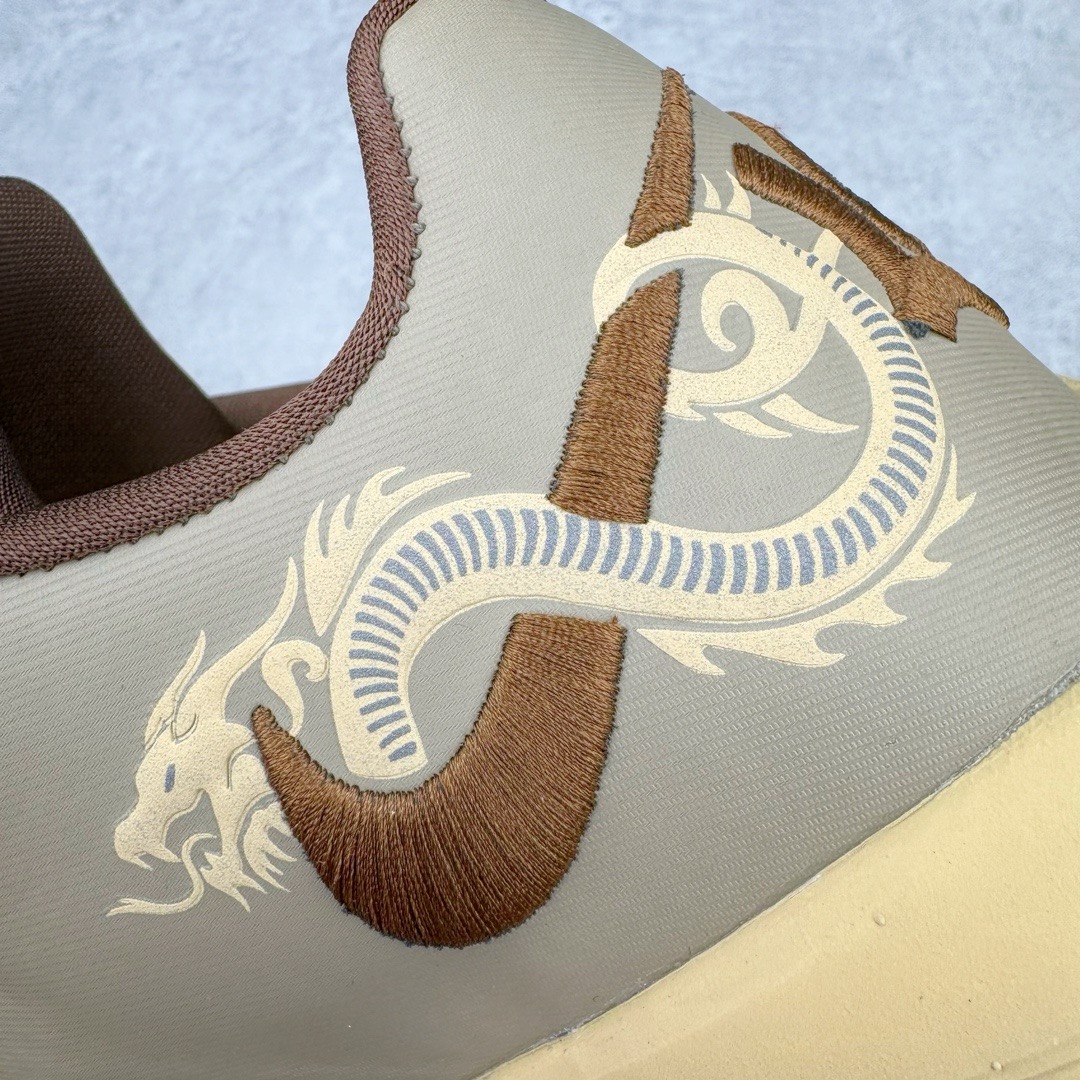 图片[11]-＃K版纯原 NK KD Ⅳ CNY 杜兰特4代实战篮球鞋 龙年限定橄榄绿 FJ4189-200 绝迹单品 实战神鞋 Sneaker鞋柜必备 为了应杜兰特追求鞋子轻质 包裹强的要求 将轻盈的Hyperfuse 鞋面与Adaptive Fit黏扣带系统完美结合 大大提升了鞋子的包裏性能 同时鞋帮的高度也达到了杜兰特球鞋的新低 极大程度的解放了脚踝 搭配前掌的Zoom气垫 突破响应非常迅速 外底使用了闪电状的纹路设计 暗合杜兰特的称号 鞋底不规则纹路设计 带来良好的抓地力 尺码：40 40.5 41 42 42.5 43 44 44.5 45 46\\r-选品中心