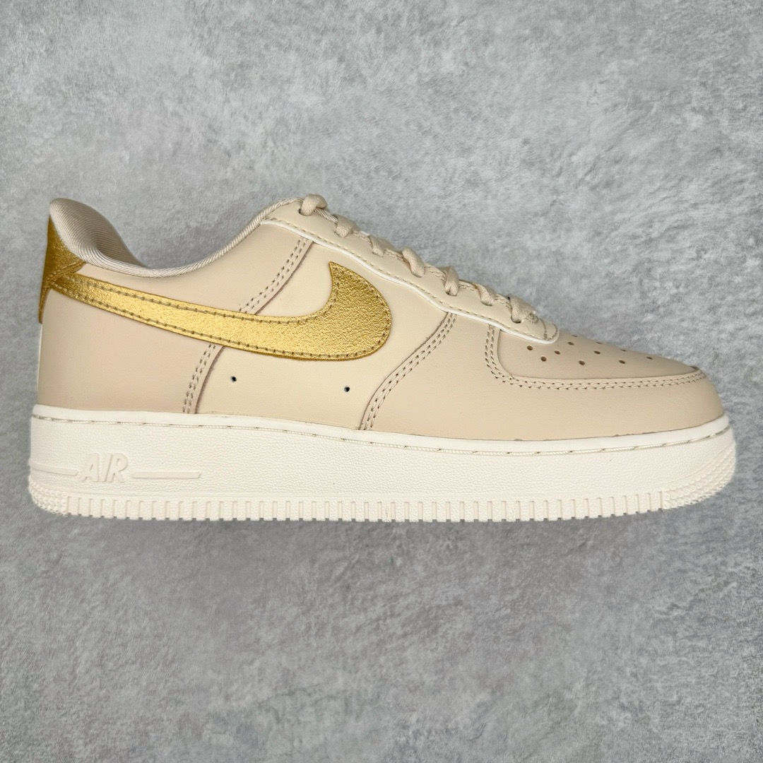 图片[2]-＃奥莱Zp订单福利 NK Air Force 1´07 Low 空军一号低帮百搭休闲运动板鞋 DQ7569-102 独家渠道 市面未流通批次 奥莱直播间499 599一样的东西 碾压市面现存所有版本 公司一样的东西 超值回馈 帮你省钱 支持各种鉴定 柔软、弹性十足的缓震性能和出色的中底设计 横跨复古与现代的外型结合 造就出风靡全球三十多年的Force 1 直到今天还深受青睐 尺码：36 36.5 37.5 38 38.5 39 40 40.5 41 42 42.5 43 44 44.5-选品中心