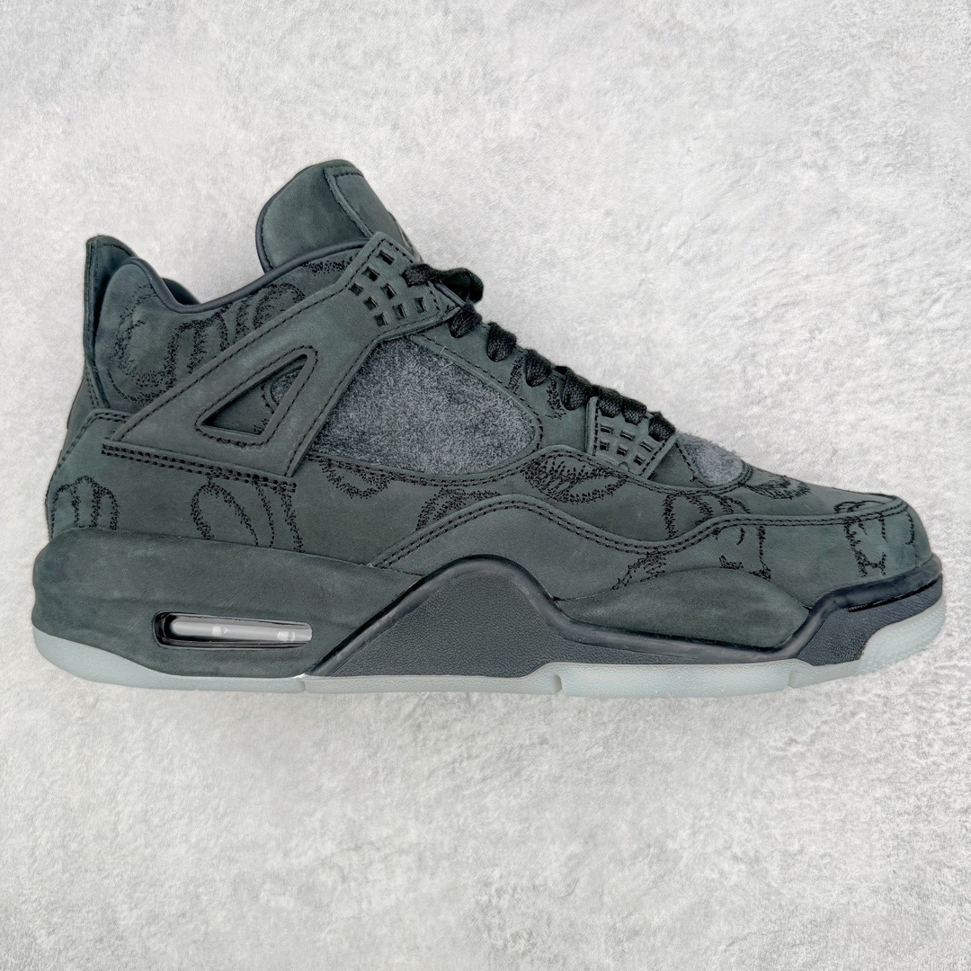 ＃GX纯原福利 KAWS x Air Jordan AJ4 \\\”Black\\\” 涂鸦联名纯黑 930155-001 圈内最强四代 独家外贸特供尺码含 45.5 49.5 50.5 耗时半年巨作 全套原纸板楦头开发 原厂特供皮料加持 确保原汁原味 完美呈现四代版型 一比一鞋头弧度高度鞋身弧度 数据细节工艺流程均保持原鞋一致 原厂TPU网格鞋带扣 正确内里网布 菱角分明不变形无多余毛边 柔软性质感一致于原鞋 市场唯一原厂鞋扣模具 背面可见隐藏注塑口 原厂织唛标 原厂飞人电绣工艺 尾指中部跳三针 独家绑鞋带手法 印刷中底布 四线拉帮 米色美纹纸贴合固定 进口港宝加持 后跟自然饱满 全鞋荧光划线卡点 追求极致完美 每一双都是工艺品 多重QC质检 超越公司货的品控标准 实实在在的免检产品 尺码：40 40.5 41 42 42.5 43 44 44.5 45 45.5 46 47.5 48.5 49.5 50.5-选品中心