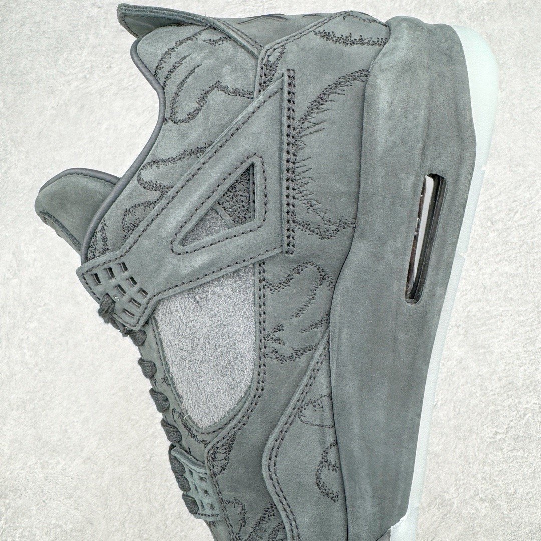 图片[9]-＃GX纯原福利 KAWS x Air Jordan AJ4 \\\”Black\\\” 涂鸦联名纯黑 930155-001 圈内最强四代 独家外贸特供尺码含 45.5 49.5 50.5 耗时半年巨作 全套原纸板楦头开发 原厂特供皮料加持 确保原汁原味 完美呈现四代版型 一比一鞋头弧度高度鞋身弧度 数据细节工艺流程均保持原鞋一致 原厂TPU网格鞋带扣 正确内里网布 菱角分明不变形无多余毛边 柔软性质感一致于原鞋 市场唯一原厂鞋扣模具 背面可见隐藏注塑口 原厂织唛标 原厂飞人电绣工艺 尾指中部跳三针 独家绑鞋带手法 印刷中底布 四线拉帮 米色美纹纸贴合固定 进口港宝加持 后跟自然饱满 全鞋荧光划线卡点 追求极致完美 每一双都是工艺品 多重QC质检 超越公司货的品控标准 实实在在的免检产品 尺码：40 40.5 41 42 42.5 43 44 44.5 45 45.5 46 47.5 48.5 49.5 50.5-选品中心