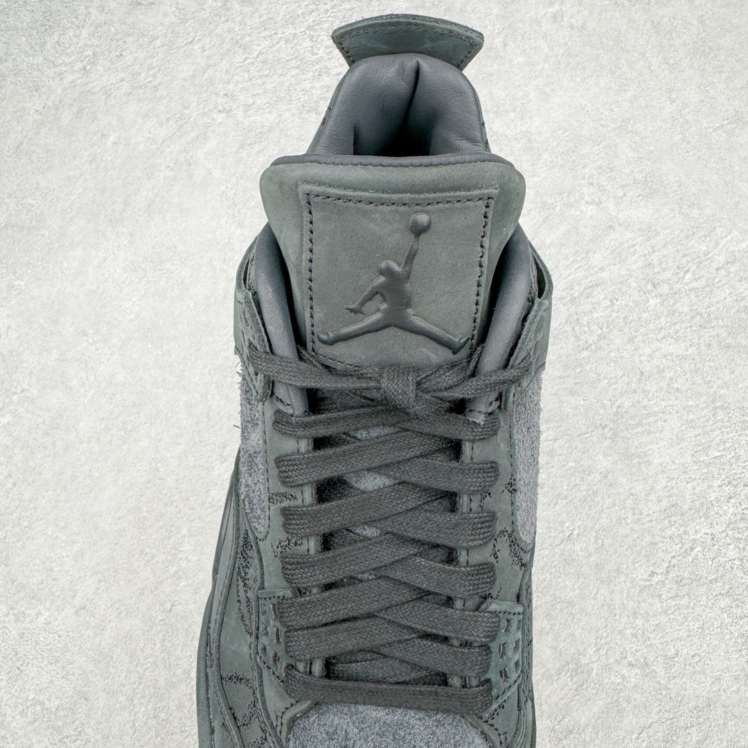 图片[7]-＃GX纯原福利 KAWS x Air Jordan AJ4 \\\”Black\\\” 涂鸦联名纯黑 930155-001 圈内最强四代 独家外贸特供尺码含 45.5 49.5 50.5 耗时半年巨作 全套原纸板楦头开发 原厂特供皮料加持 确保原汁原味 完美呈现四代版型 一比一鞋头弧度高度鞋身弧度 数据细节工艺流程均保持原鞋一致 原厂TPU网格鞋带扣 正确内里网布 菱角分明不变形无多余毛边 柔软性质感一致于原鞋 市场唯一原厂鞋扣模具 背面可见隐藏注塑口 原厂织唛标 原厂飞人电绣工艺 尾指中部跳三针 独家绑鞋带手法 印刷中底布 四线拉帮 米色美纹纸贴合固定 进口港宝加持 后跟自然饱满 全鞋荧光划线卡点 追求极致完美 每一双都是工艺品 多重QC质检 超越公司货的品控标准 实实在在的免检产品 尺码：40 40.5 41 42 42.5 43 44 44.5 45 45.5 46 47.5 48.5 49.5 50.5-选品中心