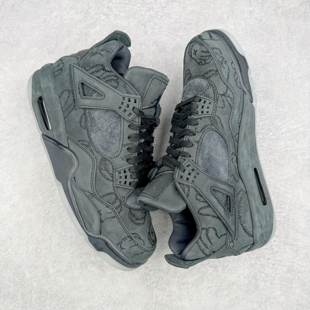 图片[3]-＃GX纯原福利 KAWS x Air Jordan AJ4 \\\”Black\\\” 涂鸦联名纯黑 930155-001 圈内最强四代 独家外贸特供尺码含 45.5 49.5 50.5 耗时半年巨作 全套原纸板楦头开发 原厂特供皮料加持 确保原汁原味 完美呈现四代版型 一比一鞋头弧度高度鞋身弧度 数据细节工艺流程均保持原鞋一致 原厂TPU网格鞋带扣 正确内里网布 菱角分明不变形无多余毛边 柔软性质感一致于原鞋 市场唯一原厂鞋扣模具 背面可见隐藏注塑口 原厂织唛标 原厂飞人电绣工艺 尾指中部跳三针 独家绑鞋带手法 印刷中底布 四线拉帮 米色美纹纸贴合固定 进口港宝加持 后跟自然饱满 全鞋荧光划线卡点 追求极致完美 每一双都是工艺品 多重QC质检 超越公司货的品控标准 实实在在的免检产品 尺码：40 40.5 41 42 42.5 43 44 44.5 45 45.5 46 47.5 48.5 49.5 50.5-选品中心