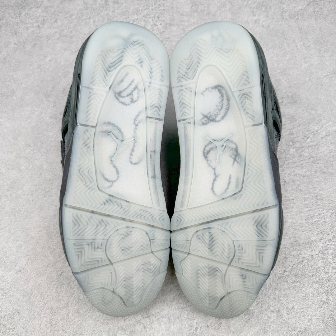 图片[5]-＃GX纯原福利 KAWS x Air Jordan AJ4 \\\”Black\\\” 涂鸦联名纯黑 930155-001 圈内最强四代 独家外贸特供尺码含 45.5 49.5 50.5 耗时半年巨作 全套原纸板楦头开发 原厂特供皮料加持 确保原汁原味 完美呈现四代版型 一比一鞋头弧度高度鞋身弧度 数据细节工艺流程均保持原鞋一致 原厂TPU网格鞋带扣 正确内里网布 菱角分明不变形无多余毛边 柔软性质感一致于原鞋 市场唯一原厂鞋扣模具 背面可见隐藏注塑口 原厂织唛标 原厂飞人电绣工艺 尾指中部跳三针 独家绑鞋带手法 印刷中底布 四线拉帮 米色美纹纸贴合固定 进口港宝加持 后跟自然饱满 全鞋荧光划线卡点 追求极致完美 每一双都是工艺品 多重QC质检 超越公司货的品控标准 实实在在的免检产品 尺码：40 40.5 41 42 42.5 43 44 44.5 45 45.5 46 47.5 48.5 49.5 50.5-选品中心