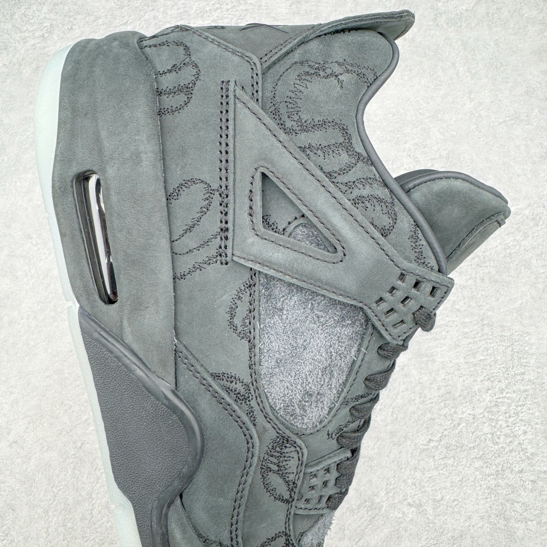 图片[8]-＃GX纯原福利 KAWS x Air Jordan AJ4 \\\”Black\\\” 涂鸦联名纯黑 930155-001 圈内最强四代 独家外贸特供尺码含 45.5 49.5 50.5 耗时半年巨作 全套原纸板楦头开发 原厂特供皮料加持 确保原汁原味 完美呈现四代版型 一比一鞋头弧度高度鞋身弧度 数据细节工艺流程均保持原鞋一致 原厂TPU网格鞋带扣 正确内里网布 菱角分明不变形无多余毛边 柔软性质感一致于原鞋 市场唯一原厂鞋扣模具 背面可见隐藏注塑口 原厂织唛标 原厂飞人电绣工艺 尾指中部跳三针 独家绑鞋带手法 印刷中底布 四线拉帮 米色美纹纸贴合固定 进口港宝加持 后跟自然饱满 全鞋荧光划线卡点 追求极致完美 每一双都是工艺品 多重QC质检 超越公司货的品控标准 实实在在的免检产品 尺码：40 40.5 41 42 42.5 43 44 44.5 45 45.5 46 47.5 48.5 49.5 50.5-选品中心