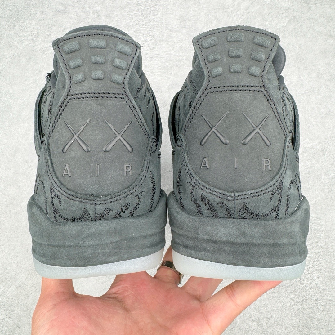 图片[4]-＃GX纯原福利 KAWS x Air Jordan AJ4 \\\”Black\\\” 涂鸦联名纯黑 930155-001 圈内最强四代 独家外贸特供尺码含 45.5 49.5 50.5 耗时半年巨作 全套原纸板楦头开发 原厂特供皮料加持 确保原汁原味 完美呈现四代版型 一比一鞋头弧度高度鞋身弧度 数据细节工艺流程均保持原鞋一致 原厂TPU网格鞋带扣 正确内里网布 菱角分明不变形无多余毛边 柔软性质感一致于原鞋 市场唯一原厂鞋扣模具 背面可见隐藏注塑口 原厂织唛标 原厂飞人电绣工艺 尾指中部跳三针 独家绑鞋带手法 印刷中底布 四线拉帮 米色美纹纸贴合固定 进口港宝加持 后跟自然饱满 全鞋荧光划线卡点 追求极致完美 每一双都是工艺品 多重QC质检 超越公司货的品控标准 实实在在的免检产品 尺码：40 40.5 41 42 42.5 43 44 44.5 45 45.5 46 47.5 48.5 49.5 50.5-选品中心