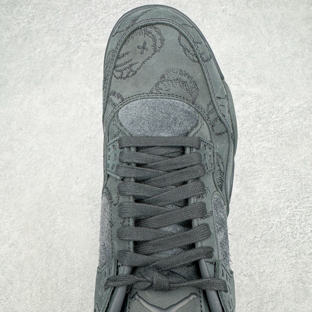 图片[6]-＃GX纯原福利 KAWS x Air Jordan AJ4 \\\”Black\\\” 涂鸦联名纯黑 930155-001 圈内最强四代 独家外贸特供尺码含 45.5 49.5 50.5 耗时半年巨作 全套原纸板楦头开发 原厂特供皮料加持 确保原汁原味 完美呈现四代版型 一比一鞋头弧度高度鞋身弧度 数据细节工艺流程均保持原鞋一致 原厂TPU网格鞋带扣 正确内里网布 菱角分明不变形无多余毛边 柔软性质感一致于原鞋 市场唯一原厂鞋扣模具 背面可见隐藏注塑口 原厂织唛标 原厂飞人电绣工艺 尾指中部跳三针 独家绑鞋带手法 印刷中底布 四线拉帮 米色美纹纸贴合固定 进口港宝加持 后跟自然饱满 全鞋荧光划线卡点 追求极致完美 每一双都是工艺品 多重QC质检 超越公司货的品控标准 实实在在的免检产品 尺码：40 40.5 41 42 42.5 43 44 44.5 45 45.5 46 47.5 48.5 49.5 50.5-选品中心