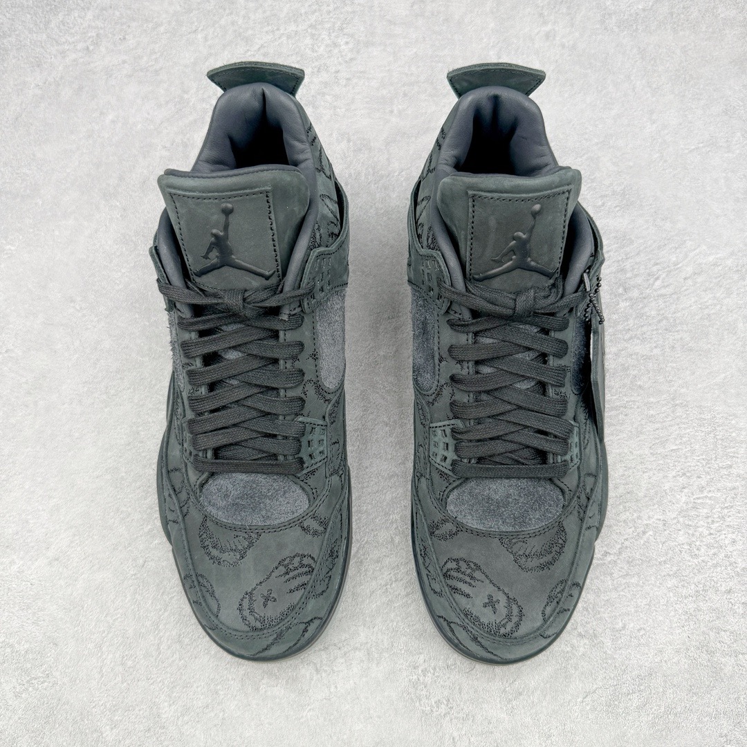 图片[2]-＃GX纯原福利 KAWS x Air Jordan AJ4 \\\”Black\\\” 涂鸦联名纯黑 930155-001 圈内最强四代 独家外贸特供尺码含 45.5 49.5 50.5 耗时半年巨作 全套原纸板楦头开发 原厂特供皮料加持 确保原汁原味 完美呈现四代版型 一比一鞋头弧度高度鞋身弧度 数据细节工艺流程均保持原鞋一致 原厂TPU网格鞋带扣 正确内里网布 菱角分明不变形无多余毛边 柔软性质感一致于原鞋 市场唯一原厂鞋扣模具 背面可见隐藏注塑口 原厂织唛标 原厂飞人电绣工艺 尾指中部跳三针 独家绑鞋带手法 印刷中底布 四线拉帮 米色美纹纸贴合固定 进口港宝加持 后跟自然饱满 全鞋荧光划线卡点 追求极致完美 每一双都是工艺品 多重QC质检 超越公司货的品控标准 实实在在的免检产品 尺码：40 40.5 41 42 42.5 43 44 44.5 45 45.5 46 47.5 48.5 49.5 50.5-选品中心
