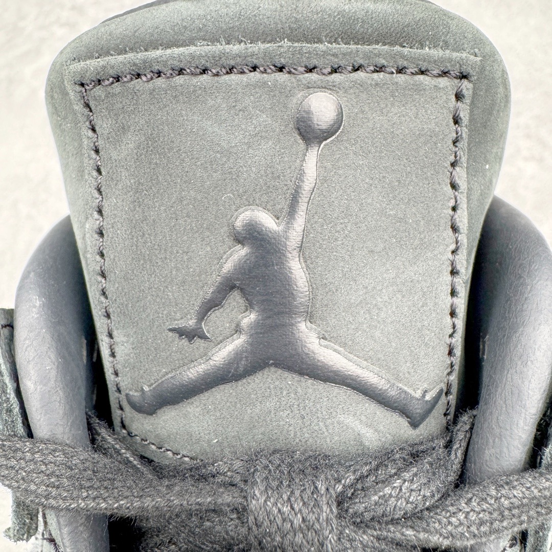 图片[13]-＃GX纯原福利 KAWS x Air Jordan AJ4 \\\”Black\\\” 涂鸦联名纯黑 930155-001 圈内最强四代 独家外贸特供尺码含 45.5 49.5 50.5 耗时半年巨作 全套原纸板楦头开发 原厂特供皮料加持 确保原汁原味 完美呈现四代版型 一比一鞋头弧度高度鞋身弧度 数据细节工艺流程均保持原鞋一致 原厂TPU网格鞋带扣 正确内里网布 菱角分明不变形无多余毛边 柔软性质感一致于原鞋 市场唯一原厂鞋扣模具 背面可见隐藏注塑口 原厂织唛标 原厂飞人电绣工艺 尾指中部跳三针 独家绑鞋带手法 印刷中底布 四线拉帮 米色美纹纸贴合固定 进口港宝加持 后跟自然饱满 全鞋荧光划线卡点 追求极致完美 每一双都是工艺品 多重QC质检 超越公司货的品控标准 实实在在的免检产品 尺码：40 40.5 41 42 42.5 43 44 44.5 45 45.5 46 47.5 48.5 49.5 50.5-选品中心