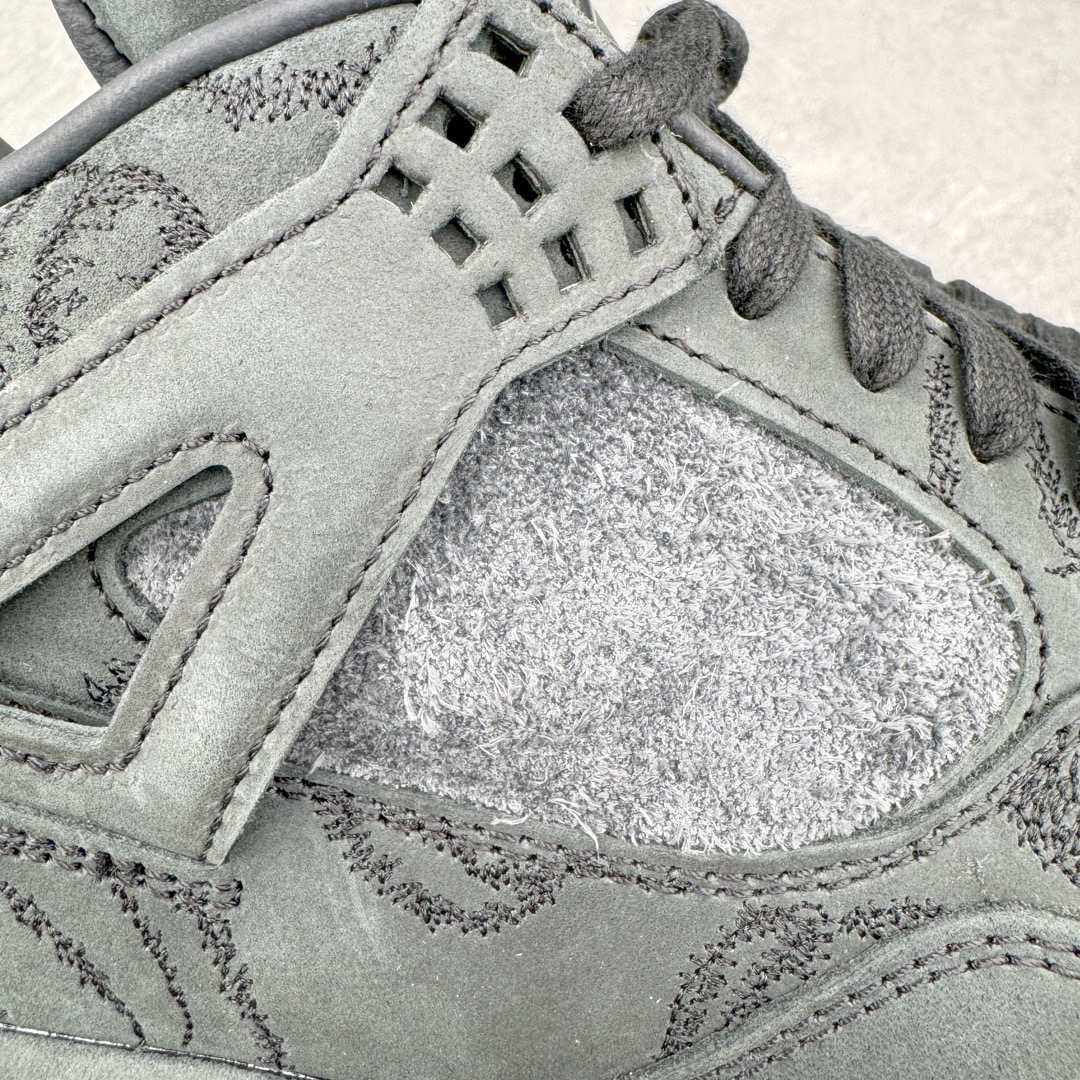 图片[11]-＃GX纯原福利 KAWS x Air Jordan AJ4 \\\”Black\\\” 涂鸦联名纯黑 930155-001 圈内最强四代 独家外贸特供尺码含 45.5 49.5 50.5 耗时半年巨作 全套原纸板楦头开发 原厂特供皮料加持 确保原汁原味 完美呈现四代版型 一比一鞋头弧度高度鞋身弧度 数据细节工艺流程均保持原鞋一致 原厂TPU网格鞋带扣 正确内里网布 菱角分明不变形无多余毛边 柔软性质感一致于原鞋 市场唯一原厂鞋扣模具 背面可见隐藏注塑口 原厂织唛标 原厂飞人电绣工艺 尾指中部跳三针 独家绑鞋带手法 印刷中底布 四线拉帮 米色美纹纸贴合固定 进口港宝加持 后跟自然饱满 全鞋荧光划线卡点 追求极致完美 每一双都是工艺品 多重QC质检 超越公司货的品控标准 实实在在的免检产品 尺码：40 40.5 41 42 42.5 43 44 44.5 45 45.5 46 47.5 48.5 49.5 50.5-选品中心