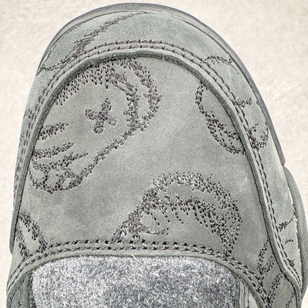 图片[14]-＃GX纯原福利 KAWS x Air Jordan AJ4 \\\”Black\\\” 涂鸦联名纯黑 930155-001 圈内最强四代 独家外贸特供尺码含 45.5 49.5 50.5 耗时半年巨作 全套原纸板楦头开发 原厂特供皮料加持 确保原汁原味 完美呈现四代版型 一比一鞋头弧度高度鞋身弧度 数据细节工艺流程均保持原鞋一致 原厂TPU网格鞋带扣 正确内里网布 菱角分明不变形无多余毛边 柔软性质感一致于原鞋 市场唯一原厂鞋扣模具 背面可见隐藏注塑口 原厂织唛标 原厂飞人电绣工艺 尾指中部跳三针 独家绑鞋带手法 印刷中底布 四线拉帮 米色美纹纸贴合固定 进口港宝加持 后跟自然饱满 全鞋荧光划线卡点 追求极致完美 每一双都是工艺品 多重QC质检 超越公司货的品控标准 实实在在的免检产品 尺码：40 40.5 41 42 42.5 43 44 44.5 45 45.5 46 47.5 48.5 49.5 50.5-选品中心