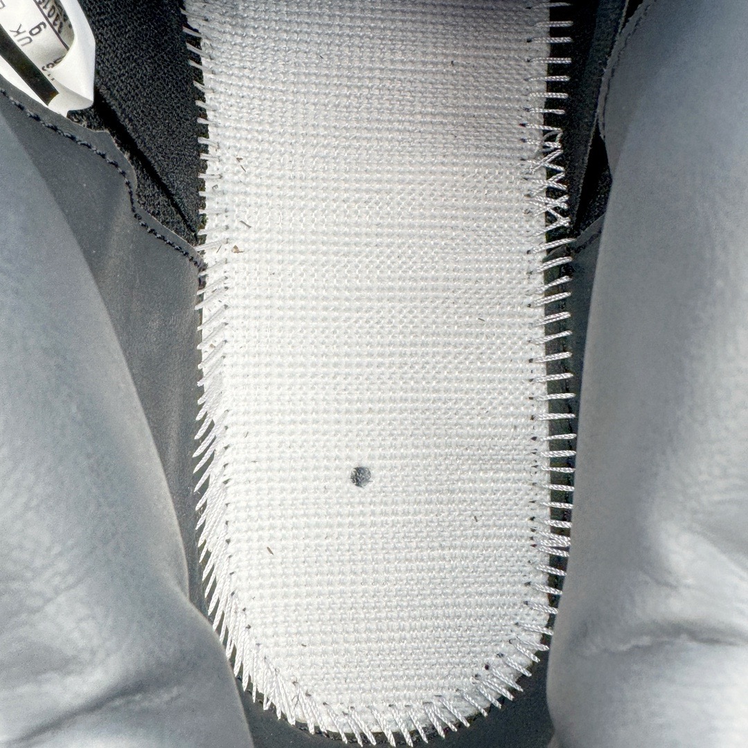 图片[18]-＃GX纯原福利 KAWS x Air Jordan AJ4 \\\”Black\\\” 涂鸦联名纯黑 930155-001 圈内最强四代 独家外贸特供尺码含 45.5 49.5 50.5 耗时半年巨作 全套原纸板楦头开发 原厂特供皮料加持 确保原汁原味 完美呈现四代版型 一比一鞋头弧度高度鞋身弧度 数据细节工艺流程均保持原鞋一致 原厂TPU网格鞋带扣 正确内里网布 菱角分明不变形无多余毛边 柔软性质感一致于原鞋 市场唯一原厂鞋扣模具 背面可见隐藏注塑口 原厂织唛标 原厂飞人电绣工艺 尾指中部跳三针 独家绑鞋带手法 印刷中底布 四线拉帮 米色美纹纸贴合固定 进口港宝加持 后跟自然饱满 全鞋荧光划线卡点 追求极致完美 每一双都是工艺品 多重QC质检 超越公司货的品控标准 实实在在的免检产品 尺码：40 40.5 41 42 42.5 43 44 44.5 45 45.5 46 47.5 48.5 49.5 50.5-选品中心