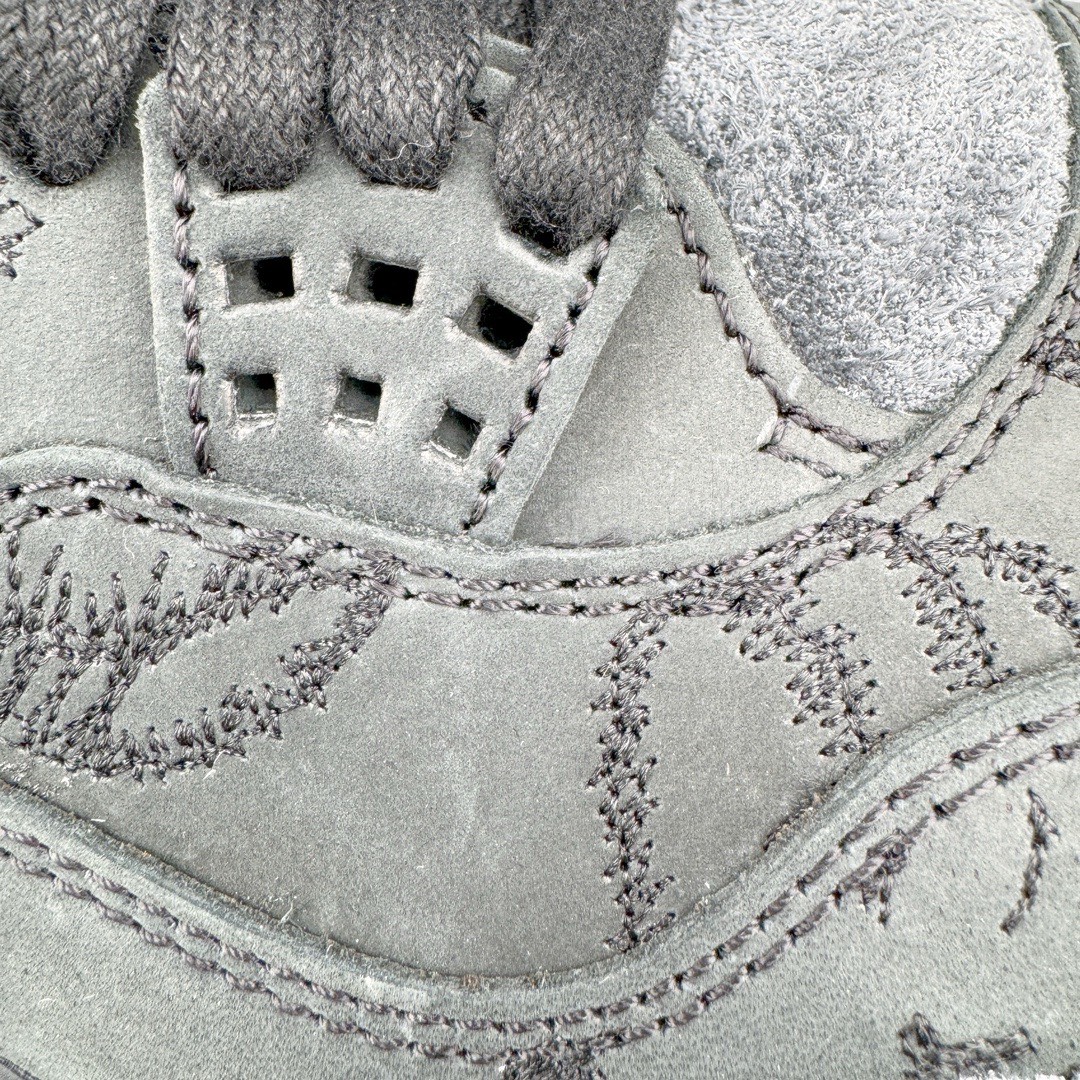 图片[15]-＃GX纯原福利 KAWS x Air Jordan AJ4 \\\”Black\\\” 涂鸦联名纯黑 930155-001 圈内最强四代 独家外贸特供尺码含 45.5 49.5 50.5 耗时半年巨作 全套原纸板楦头开发 原厂特供皮料加持 确保原汁原味 完美呈现四代版型 一比一鞋头弧度高度鞋身弧度 数据细节工艺流程均保持原鞋一致 原厂TPU网格鞋带扣 正确内里网布 菱角分明不变形无多余毛边 柔软性质感一致于原鞋 市场唯一原厂鞋扣模具 背面可见隐藏注塑口 原厂织唛标 原厂飞人电绣工艺 尾指中部跳三针 独家绑鞋带手法 印刷中底布 四线拉帮 米色美纹纸贴合固定 进口港宝加持 后跟自然饱满 全鞋荧光划线卡点 追求极致完美 每一双都是工艺品 多重QC质检 超越公司货的品控标准 实实在在的免检产品 尺码：40 40.5 41 42 42.5 43 44 44.5 45 45.5 46 47.5 48.5 49.5 50.5-选品中心