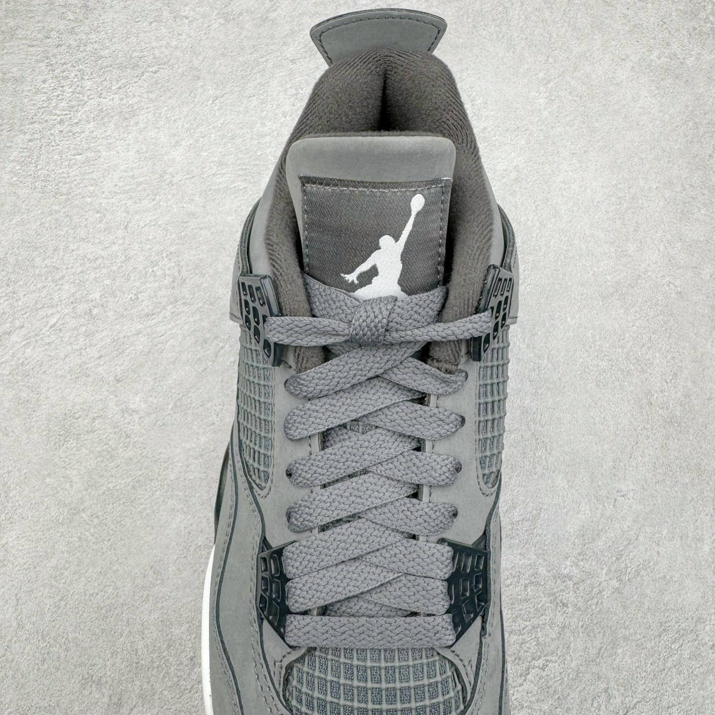 图片[5]-＃GX Air Jordan AJ4 Retro \\\”Cool Grey\\\” 老鼠灰 酷灰 308497-007 圈内最强四代 独家外贸特供尺码含 45.5 49.5 50.5 耗时半年巨作 全套原纸板楦头开发 原厂特供皮料加持 确保原汁原味 完美呈现四代版型 一比一鞋头弧度高度鞋身弧度 数据细节工艺流程均保持原鞋一致 原厂TPU网格鞋带扣 正确内里网布 菱角分明不变形无多余毛边 柔软性质感一致于原鞋 市场唯一原厂鞋扣模具 背面可见隐藏注塑口 原厂织唛标 原厂飞人电绣工艺 尾指中部跳三针 独家绑鞋带手法 印刷中底布 四线拉帮 米色美纹纸贴合固定 进口港宝加持 后跟自然饱满 全鞋荧光划线卡点 追求极致完美 每一双都是工艺品 多重QC质检 超越公司货的品控标准 实实在在的免检产品 尺码：40 40.5 41 42 42.5 43 44 44.5 45 45.5 46 47.5 48.5 49.5 50.5-选品中心