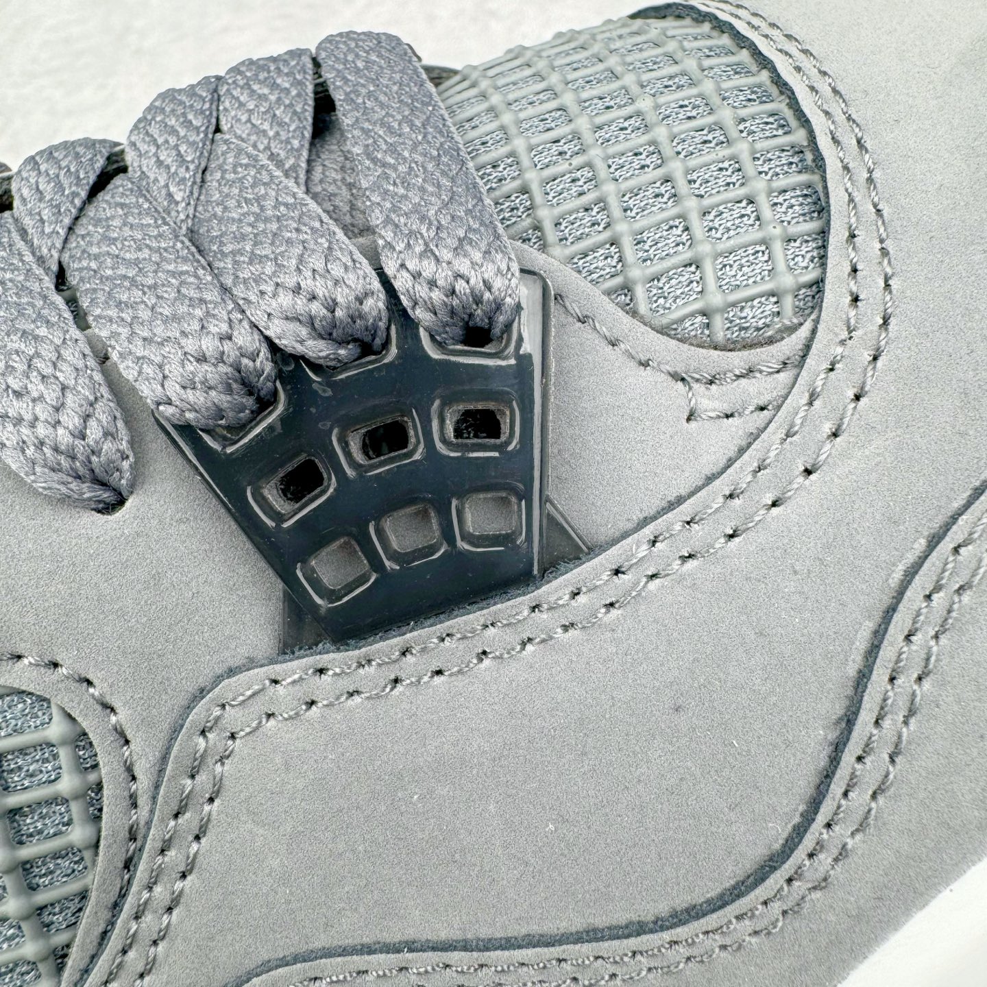 图片[11]-＃GX Air Jordan AJ4 Retro \\\”Cool Grey\\\” 老鼠灰 酷灰 308497-007 圈内最强四代 独家外贸特供尺码含 45.5 49.5 50.5 耗时半年巨作 全套原纸板楦头开发 原厂特供皮料加持 确保原汁原味 完美呈现四代版型 一比一鞋头弧度高度鞋身弧度 数据细节工艺流程均保持原鞋一致 原厂TPU网格鞋带扣 正确内里网布 菱角分明不变形无多余毛边 柔软性质感一致于原鞋 市场唯一原厂鞋扣模具 背面可见隐藏注塑口 原厂织唛标 原厂飞人电绣工艺 尾指中部跳三针 独家绑鞋带手法 印刷中底布 四线拉帮 米色美纹纸贴合固定 进口港宝加持 后跟自然饱满 全鞋荧光划线卡点 追求极致完美 每一双都是工艺品 多重QC质检 超越公司货的品控标准 实实在在的免检产品 尺码：40 40.5 41 42 42.5 43 44 44.5 45 45.5 46 47.5 48.5 49.5 50.5-选品中心