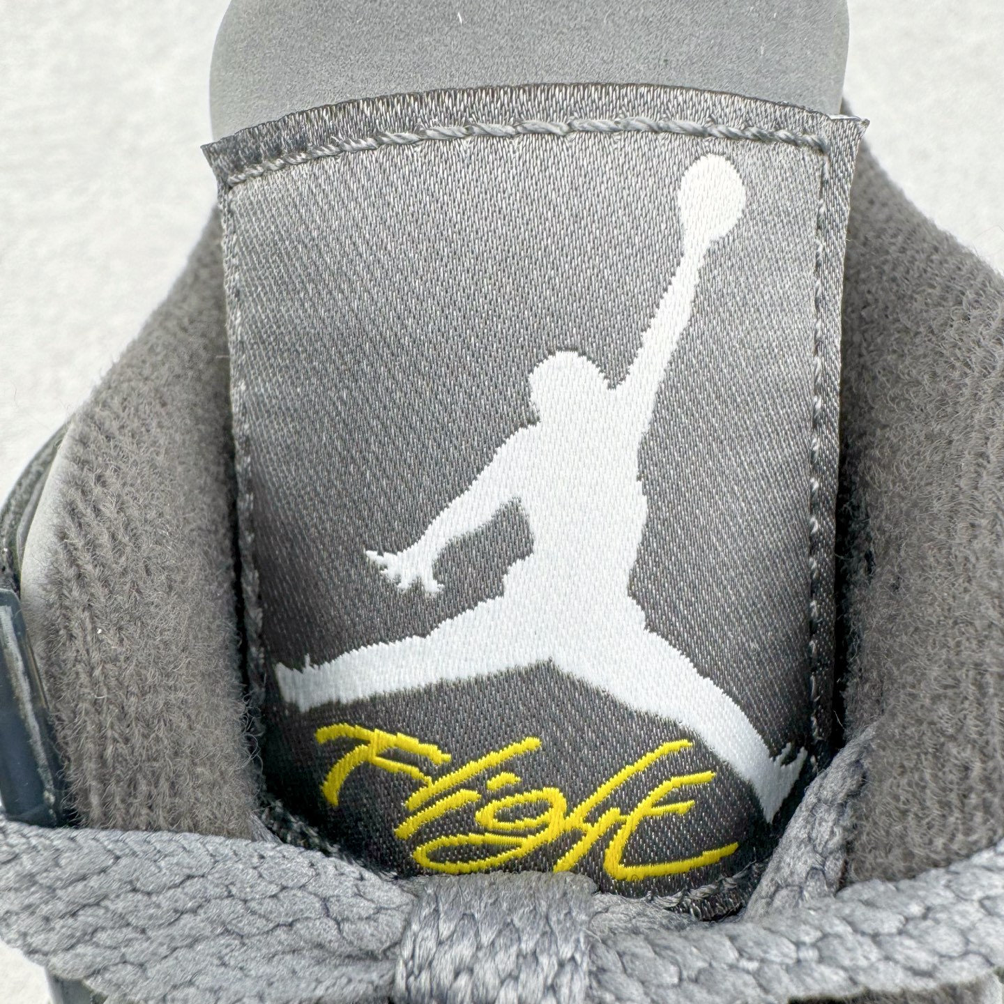 图片[18]-＃GX Air Jordan AJ4 Retro \\\”Cool Grey\\\” 老鼠灰 酷灰 308497-007 圈内最强四代 独家外贸特供尺码含 45.5 49.5 50.5 耗时半年巨作 全套原纸板楦头开发 原厂特供皮料加持 确保原汁原味 完美呈现四代版型 一比一鞋头弧度高度鞋身弧度 数据细节工艺流程均保持原鞋一致 原厂TPU网格鞋带扣 正确内里网布 菱角分明不变形无多余毛边 柔软性质感一致于原鞋 市场唯一原厂鞋扣模具 背面可见隐藏注塑口 原厂织唛标 原厂飞人电绣工艺 尾指中部跳三针 独家绑鞋带手法 印刷中底布 四线拉帮 米色美纹纸贴合固定 进口港宝加持 后跟自然饱满 全鞋荧光划线卡点 追求极致完美 每一双都是工艺品 多重QC质检 超越公司货的品控标准 实实在在的免检产品 尺码：40 40.5 41 42 42.5 43 44 44.5 45 45.5 46 47.5 48.5 49.5 50.5-选品中心