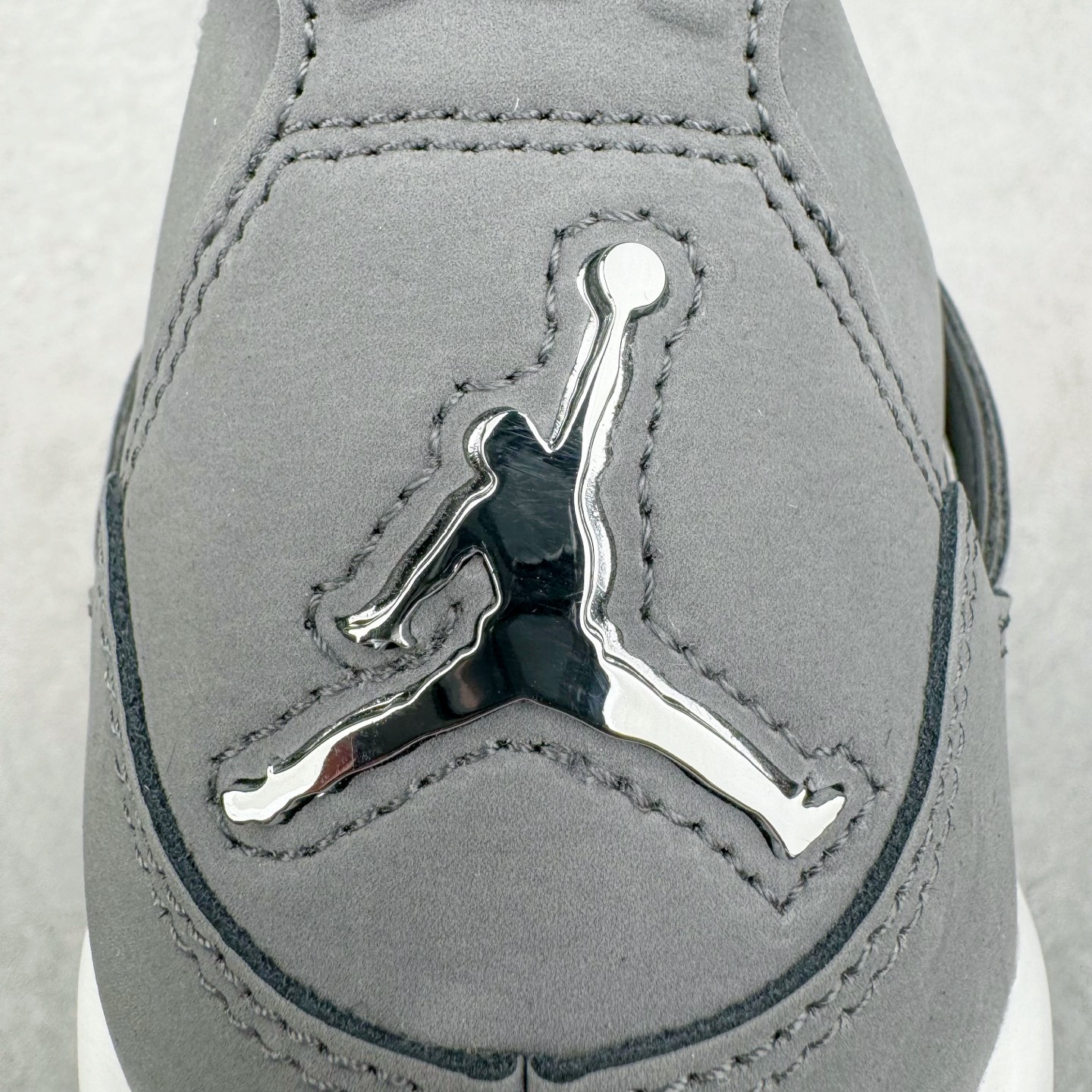 图片[10]-＃GX Air Jordan AJ4 Retro \\\”Cool Grey\\\” 老鼠灰 酷灰 308497-007 圈内最强四代 独家外贸特供尺码含 45.5 49.5 50.5 耗时半年巨作 全套原纸板楦头开发 原厂特供皮料加持 确保原汁原味 完美呈现四代版型 一比一鞋头弧度高度鞋身弧度 数据细节工艺流程均保持原鞋一致 原厂TPU网格鞋带扣 正确内里网布 菱角分明不变形无多余毛边 柔软性质感一致于原鞋 市场唯一原厂鞋扣模具 背面可见隐藏注塑口 原厂织唛标 原厂飞人电绣工艺 尾指中部跳三针 独家绑鞋带手法 印刷中底布 四线拉帮 米色美纹纸贴合固定 进口港宝加持 后跟自然饱满 全鞋荧光划线卡点 追求极致完美 每一双都是工艺品 多重QC质检 超越公司货的品控标准 实实在在的免检产品 尺码：40 40.5 41 42 42.5 43 44 44.5 45 45.5 46 47.5 48.5 49.5 50.5-选品中心