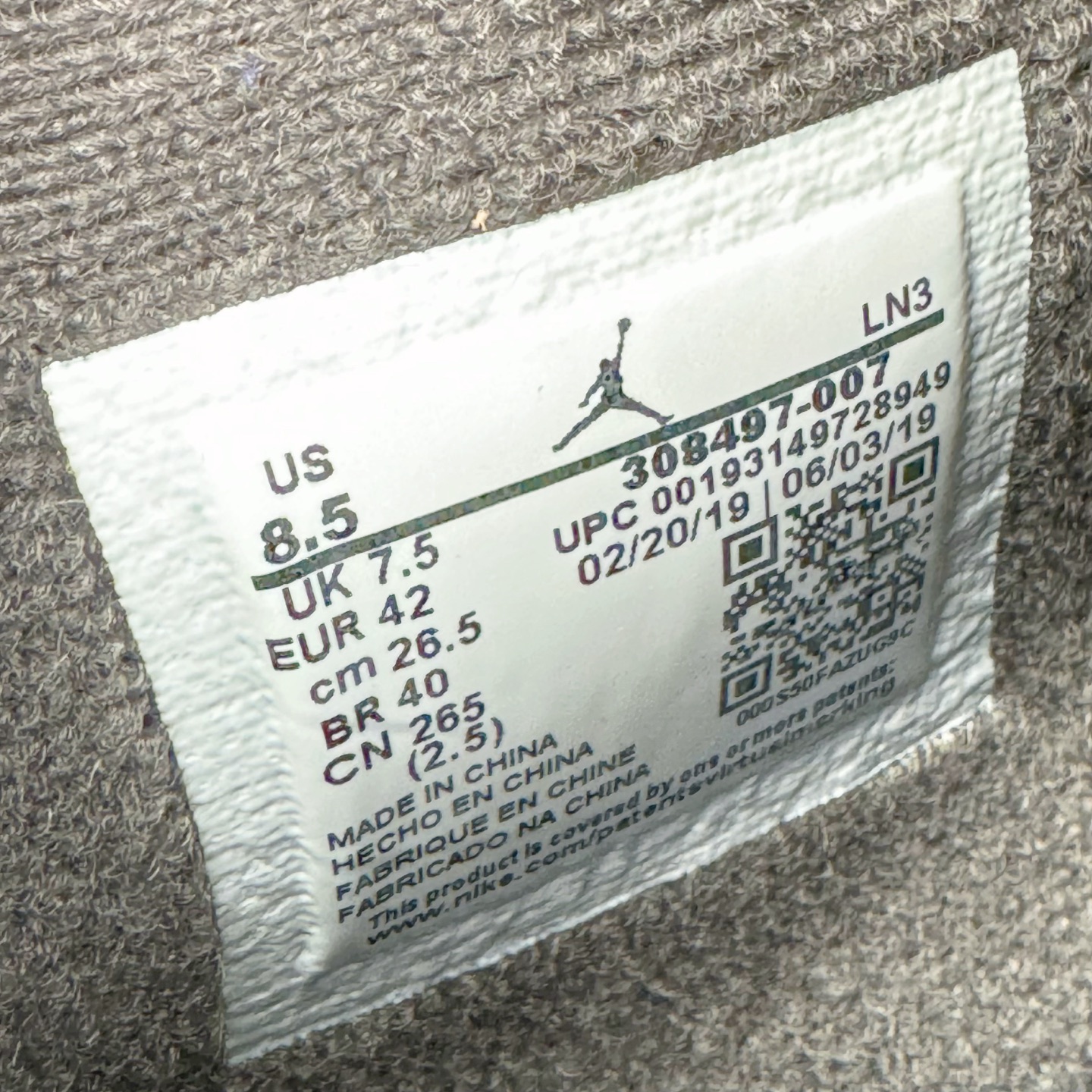 图片[20]-＃GX Air Jordan AJ4 Retro \\\”Cool Grey\\\” 老鼠灰 酷灰 308497-007 圈内最强四代 独家外贸特供尺码含 45.5 49.5 50.5 耗时半年巨作 全套原纸板楦头开发 原厂特供皮料加持 确保原汁原味 完美呈现四代版型 一比一鞋头弧度高度鞋身弧度 数据细节工艺流程均保持原鞋一致 原厂TPU网格鞋带扣 正确内里网布 菱角分明不变形无多余毛边 柔软性质感一致于原鞋 市场唯一原厂鞋扣模具 背面可见隐藏注塑口 原厂织唛标 原厂飞人电绣工艺 尾指中部跳三针 独家绑鞋带手法 印刷中底布 四线拉帮 米色美纹纸贴合固定 进口港宝加持 后跟自然饱满 全鞋荧光划线卡点 追求极致完美 每一双都是工艺品 多重QC质检 超越公司货的品控标准 实实在在的免检产品 尺码：40 40.5 41 42 42.5 43 44 44.5 45 45.5 46 47.5 48.5 49.5 50.5-选品中心