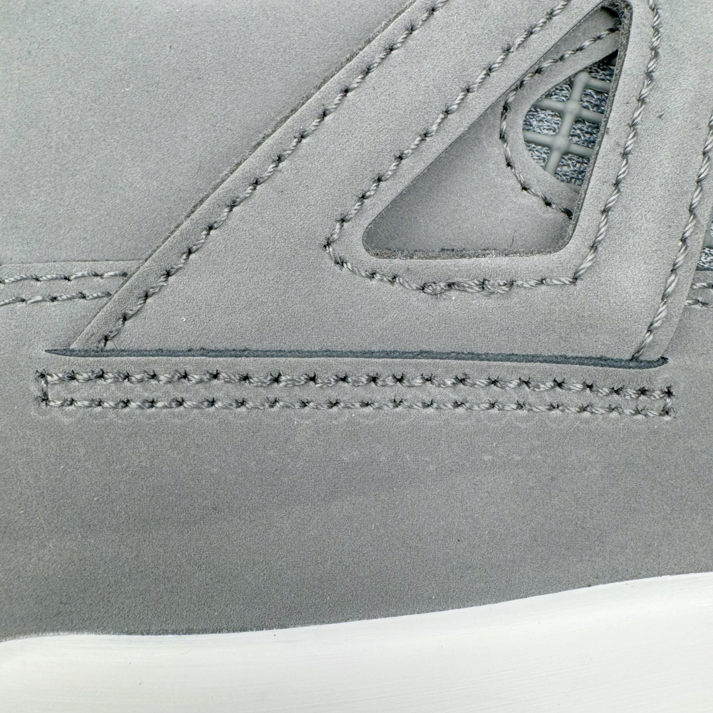 图片[13]-＃GX Air Jordan AJ4 Retro \\\”Cool Grey\\\” 老鼠灰 酷灰 308497-007 圈内最强四代 独家外贸特供尺码含 45.5 49.5 50.5 耗时半年巨作 全套原纸板楦头开发 原厂特供皮料加持 确保原汁原味 完美呈现四代版型 一比一鞋头弧度高度鞋身弧度 数据细节工艺流程均保持原鞋一致 原厂TPU网格鞋带扣 正确内里网布 菱角分明不变形无多余毛边 柔软性质感一致于原鞋 市场唯一原厂鞋扣模具 背面可见隐藏注塑口 原厂织唛标 原厂飞人电绣工艺 尾指中部跳三针 独家绑鞋带手法 印刷中底布 四线拉帮 米色美纹纸贴合固定 进口港宝加持 后跟自然饱满 全鞋荧光划线卡点 追求极致完美 每一双都是工艺品 多重QC质检 超越公司货的品控标准 实实在在的免检产品 尺码：40 40.5 41 42 42.5 43 44 44.5 45 45.5 46 47.5 48.5 49.5 50.5-选品中心