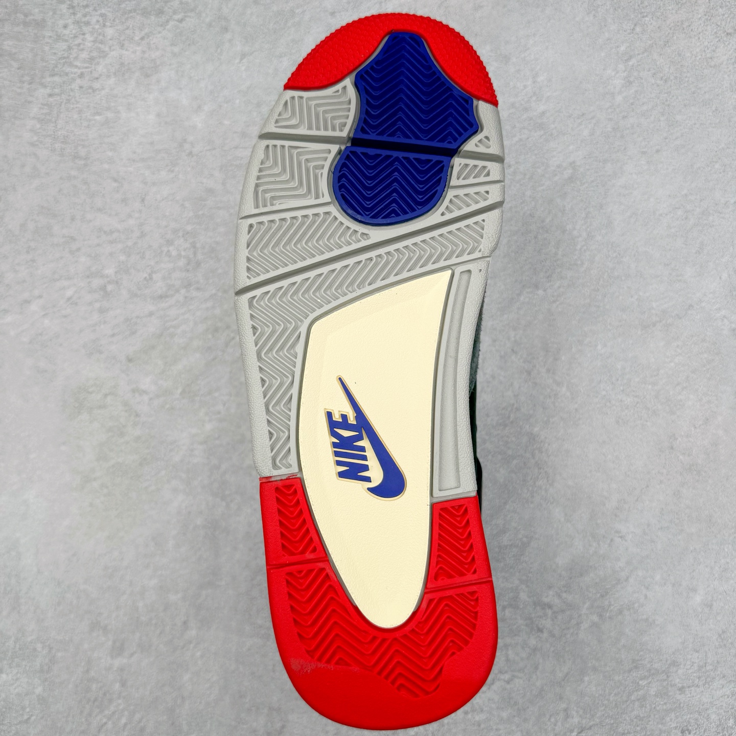 图片[9]-＃GX Air Jordan AJ4 Rare Air Laser 稀有空气 黑蓝红 FV5029-003 圈内最强四代 独家外贸特供尺码含 45.5 49.5 50.5 耗时半年巨作 全套原纸板楦头开发 原厂特供皮料加持 确保原汁原味 完美呈现四代版型 一比一鞋头弧度高度鞋身弧度 数据细节工艺流程均保持原鞋一致 原厂TPU网格鞋带扣 正确内里网布 菱角分明不变形无多余毛边 柔软性质感一致于原鞋 市场唯一原厂鞋扣模具 背面可见隐藏注塑口 原厂织唛标 原厂飞人电绣工艺 尾指中部跳三针 独家绑鞋带手法 印刷中底布 四线拉帮 米色美纹纸贴合固定 进口港宝加持 后跟自然饱满 全鞋荧光划线卡点 追求极致完美 每一双都是工艺品 多重QC质检 超越公司货的品控标准 实实在在的免检产品 尺码：40 40.5 41 42 42.5 43 44 44.5 45 45.5 46 47.5 48.5 49.5 50.5-选品中心