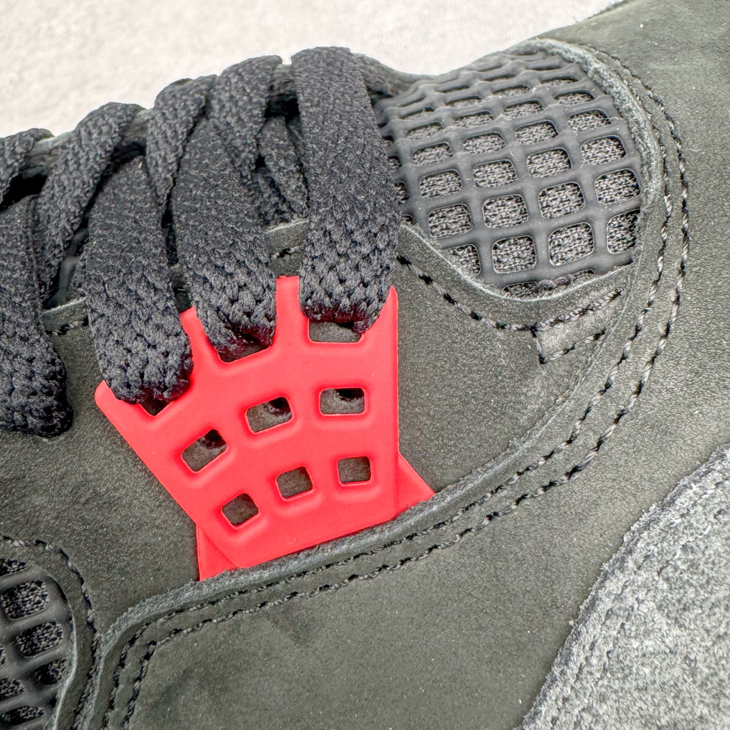 图片[16]-＃GX Air Jordan AJ4 Rare Air Laser 稀有空气 黑蓝红 FV5029-003 圈内最强四代 独家外贸特供尺码含 45.5 49.5 50.5 耗时半年巨作 全套原纸板楦头开发 原厂特供皮料加持 确保原汁原味 完美呈现四代版型 一比一鞋头弧度高度鞋身弧度 数据细节工艺流程均保持原鞋一致 原厂TPU网格鞋带扣 正确内里网布 菱角分明不变形无多余毛边 柔软性质感一致于原鞋 市场唯一原厂鞋扣模具 背面可见隐藏注塑口 原厂织唛标 原厂飞人电绣工艺 尾指中部跳三针 独家绑鞋带手法 印刷中底布 四线拉帮 米色美纹纸贴合固定 进口港宝加持 后跟自然饱满 全鞋荧光划线卡点 追求极致完美 每一双都是工艺品 多重QC质检 超越公司货的品控标准 实实在在的免检产品 尺码：40 40.5 41 42 42.5 43 44 44.5 45 45.5 46 47.5 48.5 49.5 50.5-选品中心