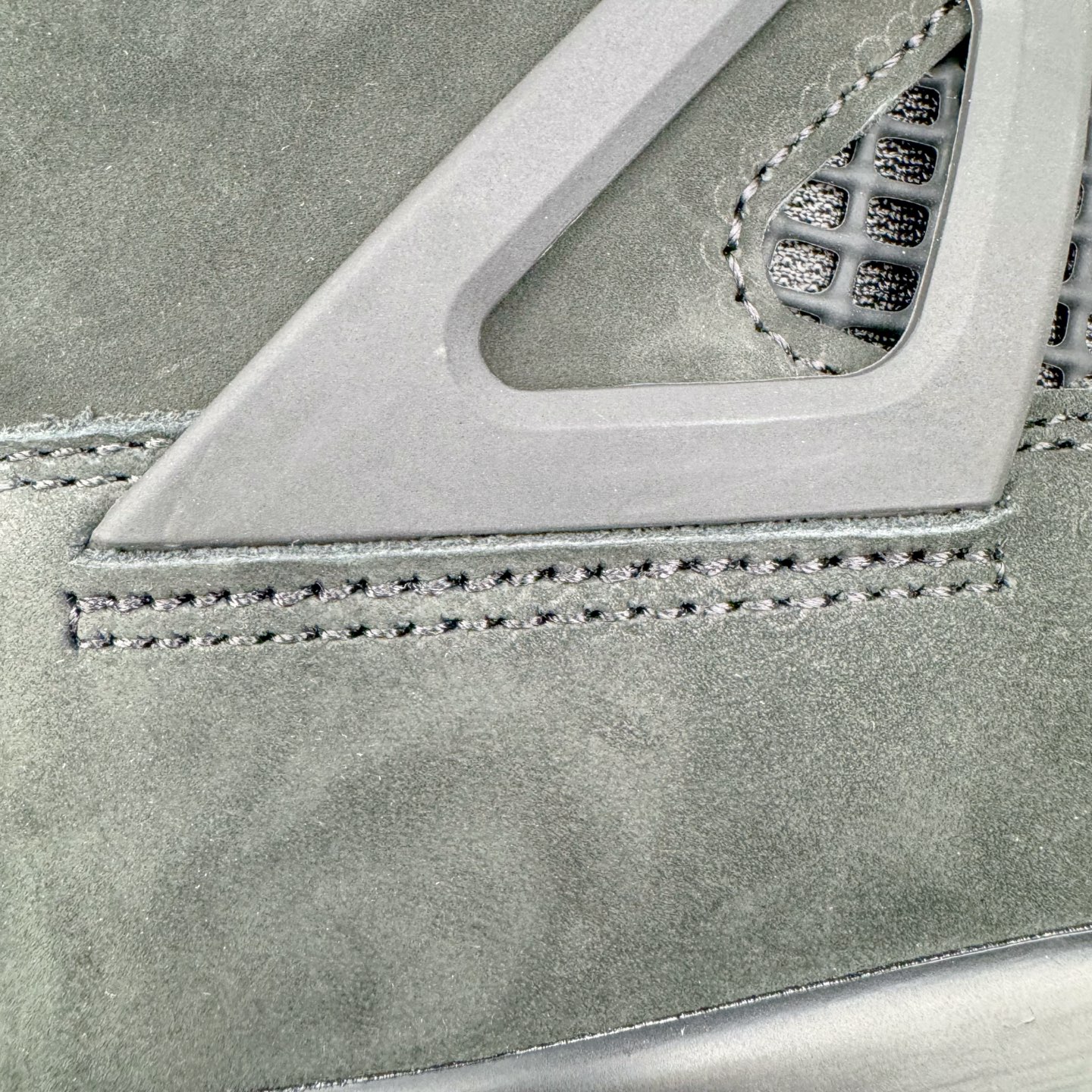 图片[14]-＃GX Air Jordan AJ4 Rare Air Laser 稀有空气 黑蓝红 FV5029-003 圈内最强四代 独家外贸特供尺码含 45.5 49.5 50.5 耗时半年巨作 全套原纸板楦头开发 原厂特供皮料加持 确保原汁原味 完美呈现四代版型 一比一鞋头弧度高度鞋身弧度 数据细节工艺流程均保持原鞋一致 原厂TPU网格鞋带扣 正确内里网布 菱角分明不变形无多余毛边 柔软性质感一致于原鞋 市场唯一原厂鞋扣模具 背面可见隐藏注塑口 原厂织唛标 原厂飞人电绣工艺 尾指中部跳三针 独家绑鞋带手法 印刷中底布 四线拉帮 米色美纹纸贴合固定 进口港宝加持 后跟自然饱满 全鞋荧光划线卡点 追求极致完美 每一双都是工艺品 多重QC质检 超越公司货的品控标准 实实在在的免检产品 尺码：40 40.5 41 42 42.5 43 44 44.5 45 45.5 46 47.5 48.5 49.5 50.5-选品中心