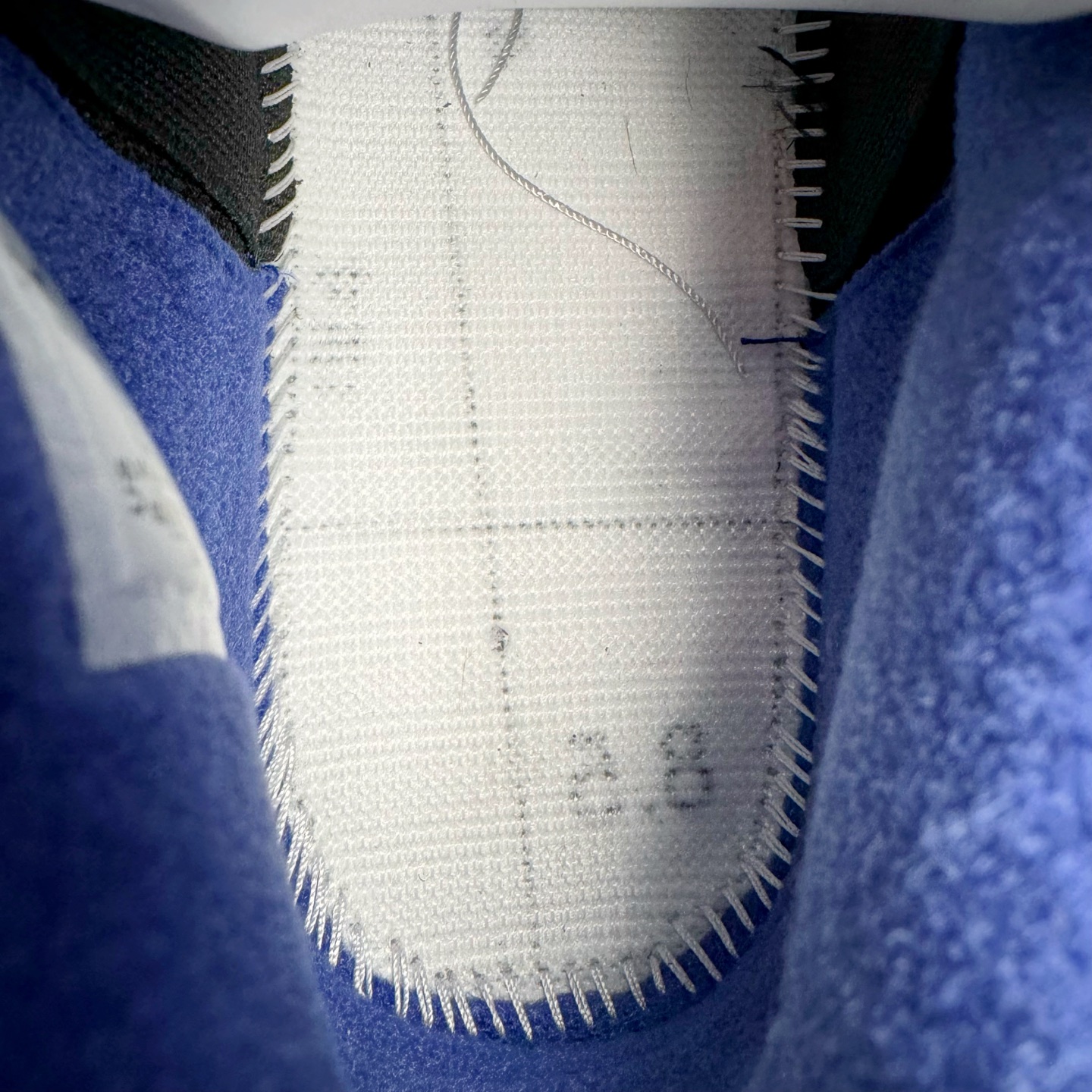 图片[19]-＃GX Air Jordan AJ4 Rare Air Laser 稀有空气 黑蓝红 FV5029-003 圈内最强四代 独家外贸特供尺码含 45.5 49.5 50.5 耗时半年巨作 全套原纸板楦头开发 原厂特供皮料加持 确保原汁原味 完美呈现四代版型 一比一鞋头弧度高度鞋身弧度 数据细节工艺流程均保持原鞋一致 原厂TPU网格鞋带扣 正确内里网布 菱角分明不变形无多余毛边 柔软性质感一致于原鞋 市场唯一原厂鞋扣模具 背面可见隐藏注塑口 原厂织唛标 原厂飞人电绣工艺 尾指中部跳三针 独家绑鞋带手法 印刷中底布 四线拉帮 米色美纹纸贴合固定 进口港宝加持 后跟自然饱满 全鞋荧光划线卡点 追求极致完美 每一双都是工艺品 多重QC质检 超越公司货的品控标准 实实在在的免检产品 尺码：40 40.5 41 42 42.5 43 44 44.5 45 45.5 46 47.5 48.5 49.5 50.5-选品中心