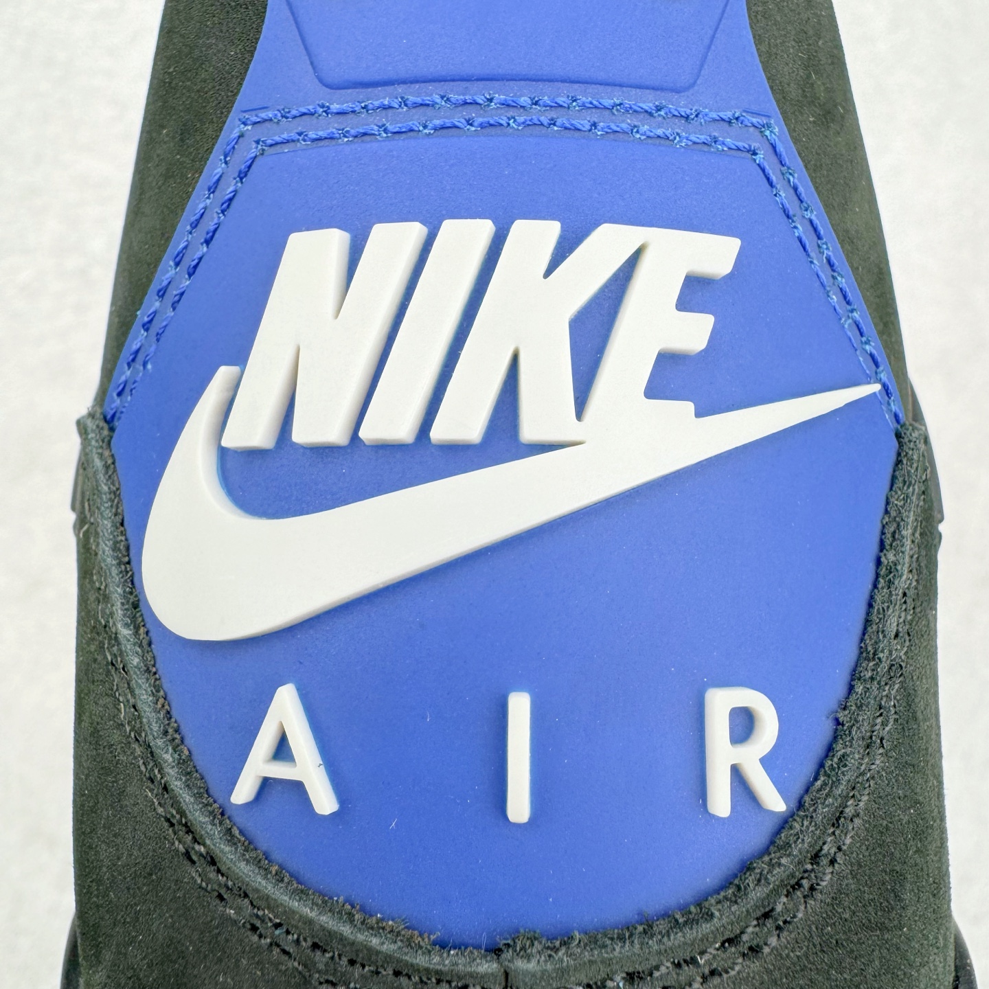 图片[11]-＃GX Air Jordan AJ4 Rare Air Laser 稀有空气 黑蓝红 FV5029-003 圈内最强四代 独家外贸特供尺码含 45.5 49.5 50.5 耗时半年巨作 全套原纸板楦头开发 原厂特供皮料加持 确保原汁原味 完美呈现四代版型 一比一鞋头弧度高度鞋身弧度 数据细节工艺流程均保持原鞋一致 原厂TPU网格鞋带扣 正确内里网布 菱角分明不变形无多余毛边 柔软性质感一致于原鞋 市场唯一原厂鞋扣模具 背面可见隐藏注塑口 原厂织唛标 原厂飞人电绣工艺 尾指中部跳三针 独家绑鞋带手法 印刷中底布 四线拉帮 米色美纹纸贴合固定 进口港宝加持 后跟自然饱满 全鞋荧光划线卡点 追求极致完美 每一双都是工艺品 多重QC质检 超越公司货的品控标准 实实在在的免检产品 尺码：40 40.5 41 42 42.5 43 44 44.5 45 45.5 46 47.5 48.5 49.5 50.5-选品中心