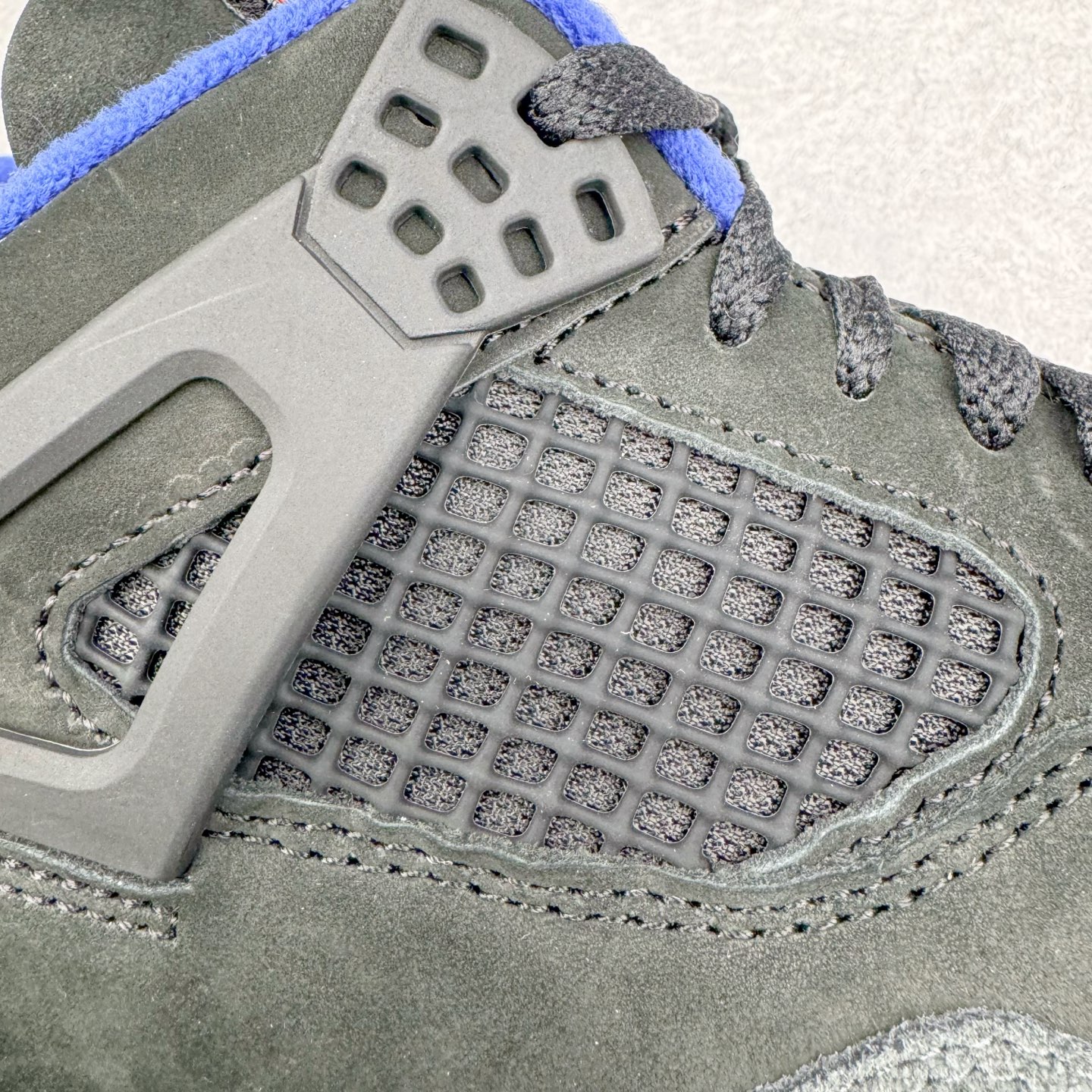 图片[15]-＃GX Air Jordan AJ4 Rare Air Laser 稀有空气 黑蓝红 FV5029-003 圈内最强四代 独家外贸特供尺码含 45.5 49.5 50.5 耗时半年巨作 全套原纸板楦头开发 原厂特供皮料加持 确保原汁原味 完美呈现四代版型 一比一鞋头弧度高度鞋身弧度 数据细节工艺流程均保持原鞋一致 原厂TPU网格鞋带扣 正确内里网布 菱角分明不变形无多余毛边 柔软性质感一致于原鞋 市场唯一原厂鞋扣模具 背面可见隐藏注塑口 原厂织唛标 原厂飞人电绣工艺 尾指中部跳三针 独家绑鞋带手法 印刷中底布 四线拉帮 米色美纹纸贴合固定 进口港宝加持 后跟自然饱满 全鞋荧光划线卡点 追求极致完美 每一双都是工艺品 多重QC质检 超越公司货的品控标准 实实在在的免检产品 尺码：40 40.5 41 42 42.5 43 44 44.5 45 45.5 46 47.5 48.5 49.5 50.5-选品中心