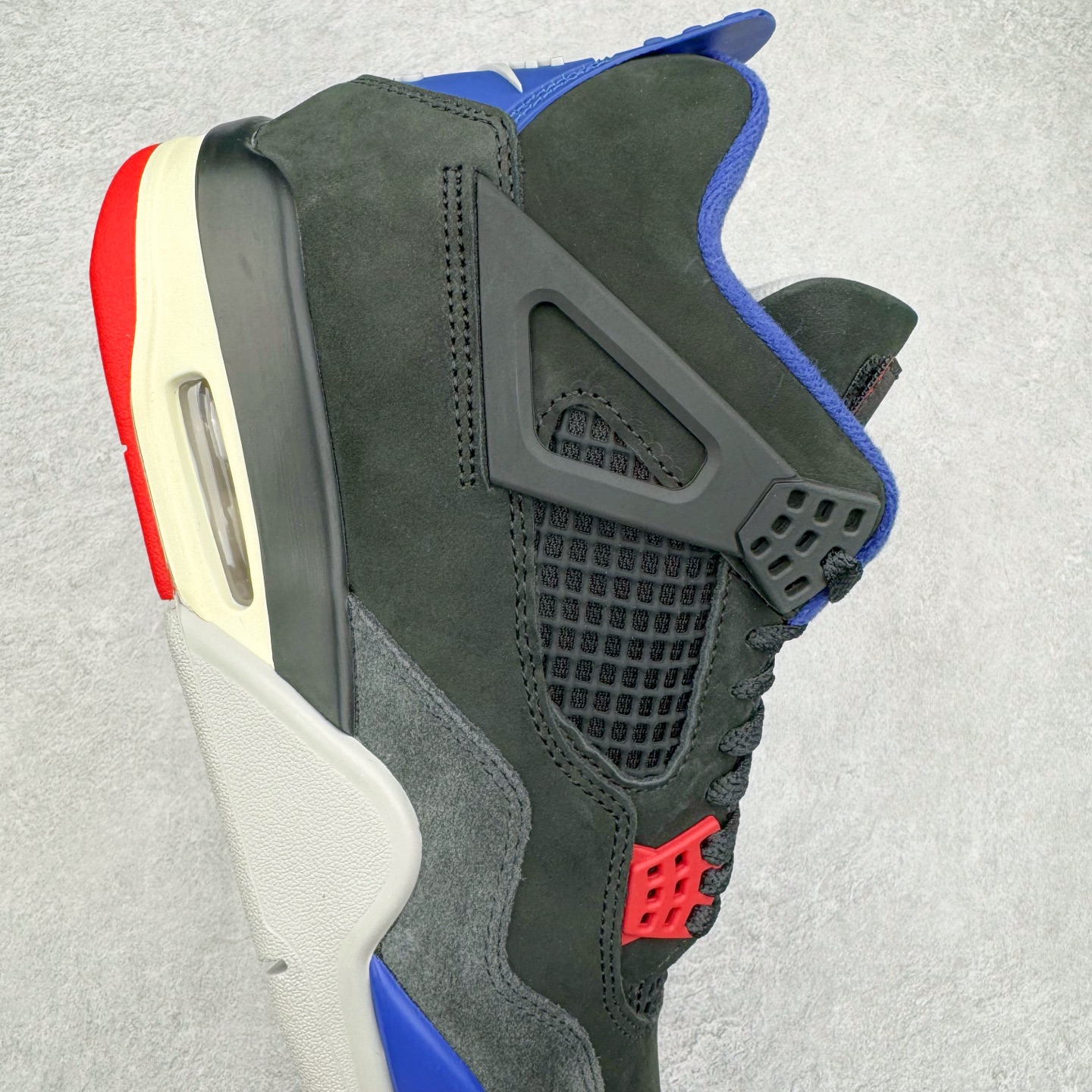 图片[6]-＃GX Air Jordan AJ4 Rare Air Laser 稀有空气 黑蓝红 FV5029-003 圈内最强四代 独家外贸特供尺码含 45.5 49.5 50.5 耗时半年巨作 全套原纸板楦头开发 原厂特供皮料加持 确保原汁原味 完美呈现四代版型 一比一鞋头弧度高度鞋身弧度 数据细节工艺流程均保持原鞋一致 原厂TPU网格鞋带扣 正确内里网布 菱角分明不变形无多余毛边 柔软性质感一致于原鞋 市场唯一原厂鞋扣模具 背面可见隐藏注塑口 原厂织唛标 原厂飞人电绣工艺 尾指中部跳三针 独家绑鞋带手法 印刷中底布 四线拉帮 米色美纹纸贴合固定 进口港宝加持 后跟自然饱满 全鞋荧光划线卡点 追求极致完美 每一双都是工艺品 多重QC质检 超越公司货的品控标准 实实在在的免检产品 尺码：40 40.5 41 42 42.5 43 44 44.5 45 45.5 46 47.5 48.5 49.5 50.5-选品中心