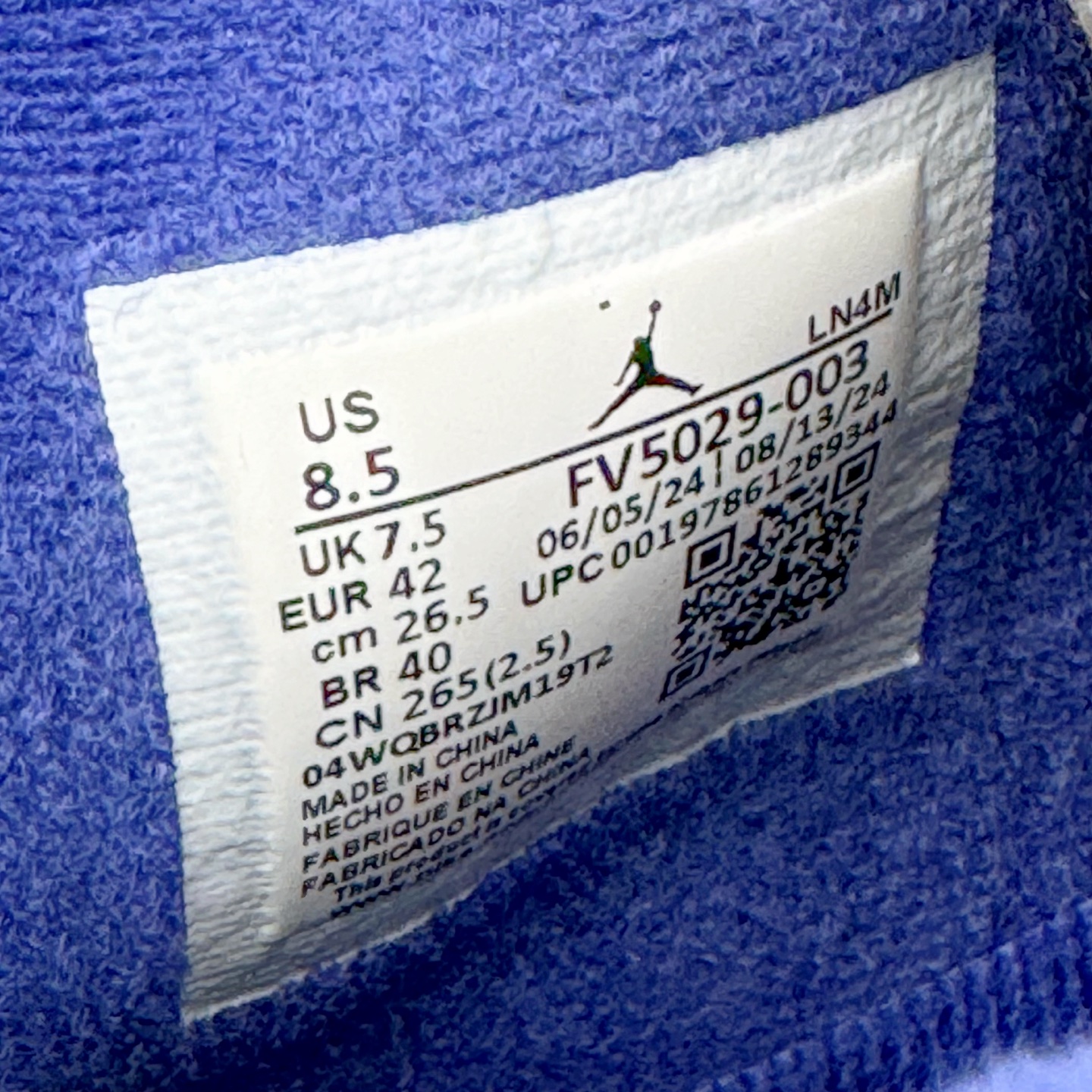 图片[18]-＃GX Air Jordan AJ4 Rare Air Laser 稀有空气 黑蓝红 FV5029-003 圈内最强四代 独家外贸特供尺码含 45.5 49.5 50.5 耗时半年巨作 全套原纸板楦头开发 原厂特供皮料加持 确保原汁原味 完美呈现四代版型 一比一鞋头弧度高度鞋身弧度 数据细节工艺流程均保持原鞋一致 原厂TPU网格鞋带扣 正确内里网布 菱角分明不变形无多余毛边 柔软性质感一致于原鞋 市场唯一原厂鞋扣模具 背面可见隐藏注塑口 原厂织唛标 原厂飞人电绣工艺 尾指中部跳三针 独家绑鞋带手法 印刷中底布 四线拉帮 米色美纹纸贴合固定 进口港宝加持 后跟自然饱满 全鞋荧光划线卡点 追求极致完美 每一双都是工艺品 多重QC质检 超越公司货的品控标准 实实在在的免检产品 尺码：40 40.5 41 42 42.5 43 44 44.5 45 45.5 46 47.5 48.5 49.5 50.5-选品中心