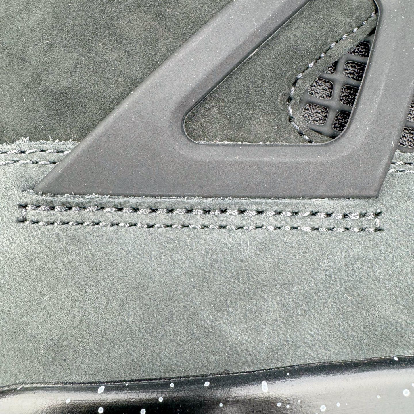 图片[13]-＃GX Air Jordan AJ4 Retro \\\” Fear \\\” 黑白恐惧 复刻2024版 FQ8138-002 圈内最强四代 独家外贸特供尺码含 45.5 49.5 50.5 耗时半年巨作 全套原纸板楦头开发 原厂特供皮料加持 确保原汁原味 完美呈现四代版型 一比一鞋头弧度高度鞋身弧度 数据细节工艺流程均保持原鞋一致 原厂TPU网格鞋带扣 正确内里网布 菱角分明不变形无多余毛边 柔软性质感一致于原鞋 市场唯一原厂鞋扣模具 背面可见隐藏注塑口 原厂织唛标 原厂飞人电绣工艺 尾指中部跳三针 独家绑鞋带手法 印刷中底布 四线拉帮 米色美纹纸贴合固定 进口港宝加持 后跟自然饱满 全鞋荧光划线卡点 追求极致完美 每一双都是工艺品 多重QC质检 超越公司货的品控标准 实实在在的免检产品 尺码：40 40.5 41 42 42.5 43 44 44.5 45 45.5 46 47.5 48.5 49.5 50.5-选品中心