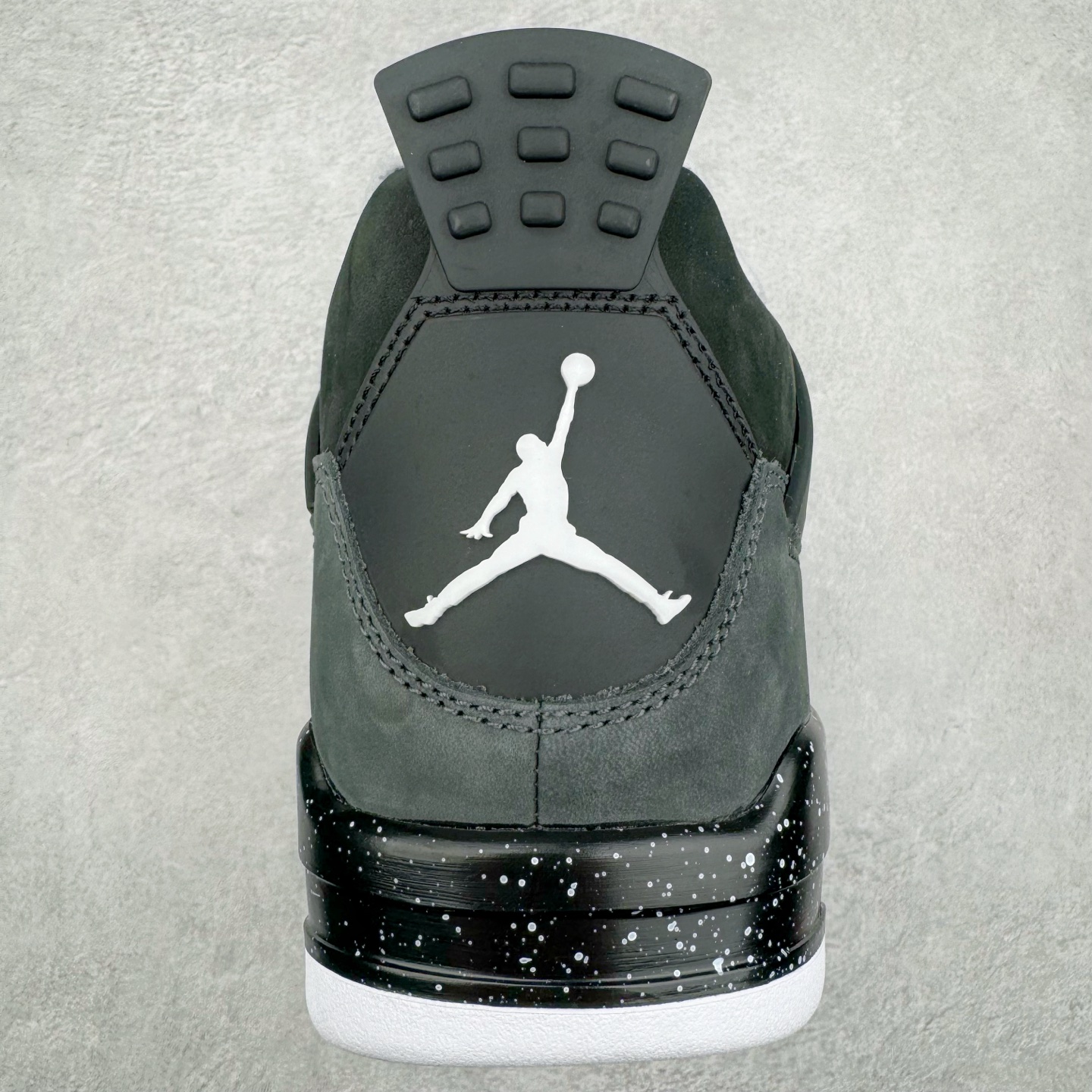 图片[8]-＃GX Air Jordan AJ4 Retro \\\” Fear \\\” 黑白恐惧 复刻2024版 FQ8138-002 圈内最强四代 独家外贸特供尺码含 45.5 49.5 50.5 耗时半年巨作 全套原纸板楦头开发 原厂特供皮料加持 确保原汁原味 完美呈现四代版型 一比一鞋头弧度高度鞋身弧度 数据细节工艺流程均保持原鞋一致 原厂TPU网格鞋带扣 正确内里网布 菱角分明不变形无多余毛边 柔软性质感一致于原鞋 市场唯一原厂鞋扣模具 背面可见隐藏注塑口 原厂织唛标 原厂飞人电绣工艺 尾指中部跳三针 独家绑鞋带手法 印刷中底布 四线拉帮 米色美纹纸贴合固定 进口港宝加持 后跟自然饱满 全鞋荧光划线卡点 追求极致完美 每一双都是工艺品 多重QC质检 超越公司货的品控标准 实实在在的免检产品 尺码：40 40.5 41 42 42.5 43 44 44.5 45 45.5 46 47.5 48.5 49.5 50.5-选品中心