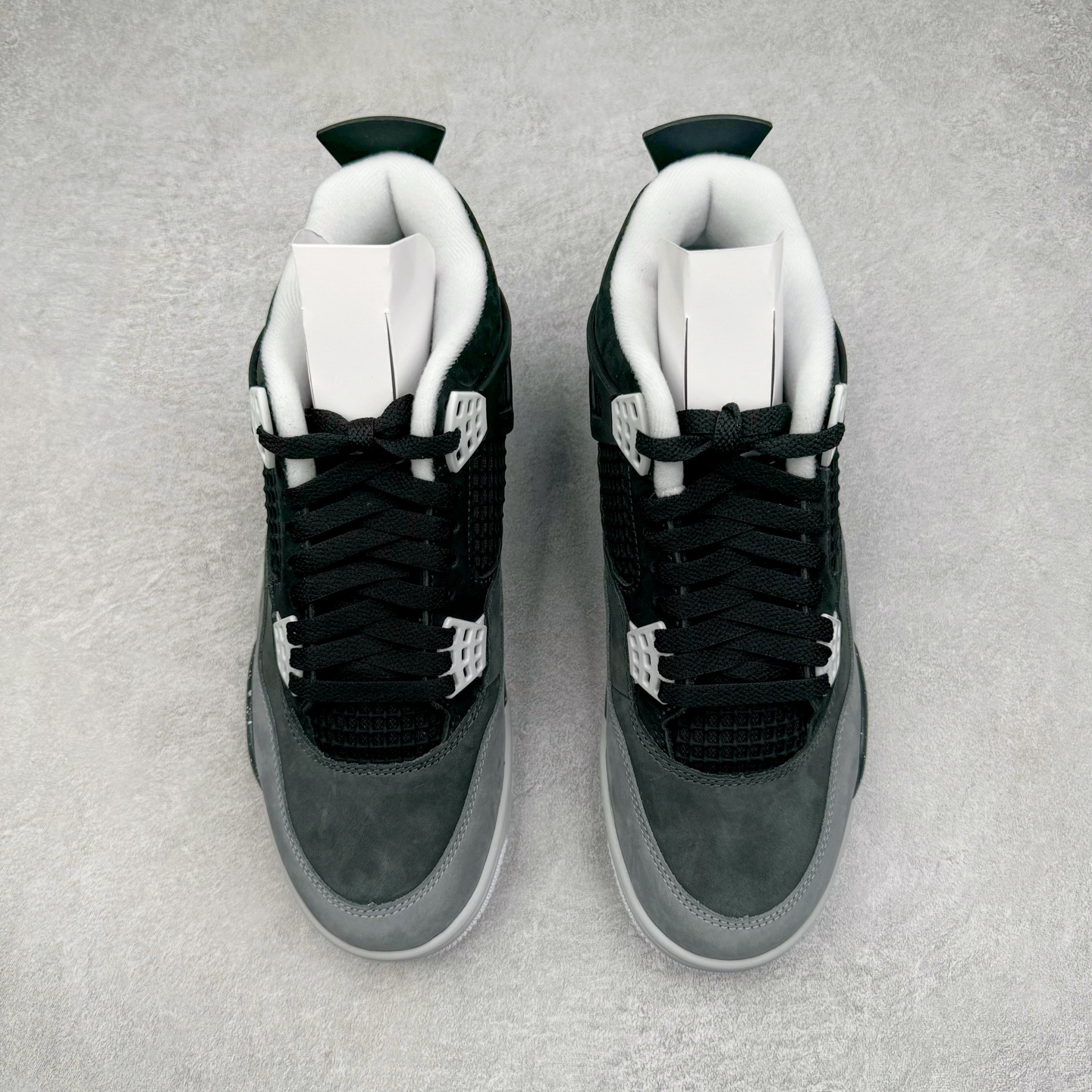 图片[2]-＃GX Air Jordan AJ4 Retro \\\” Fear \\\” 黑白恐惧 复刻2024版 FQ8138-002 圈内最强四代 独家外贸特供尺码含 45.5 49.5 50.5 耗时半年巨作 全套原纸板楦头开发 原厂特供皮料加持 确保原汁原味 完美呈现四代版型 一比一鞋头弧度高度鞋身弧度 数据细节工艺流程均保持原鞋一致 原厂TPU网格鞋带扣 正确内里网布 菱角分明不变形无多余毛边 柔软性质感一致于原鞋 市场唯一原厂鞋扣模具 背面可见隐藏注塑口 原厂织唛标 原厂飞人电绣工艺 尾指中部跳三针 独家绑鞋带手法 印刷中底布 四线拉帮 米色美纹纸贴合固定 进口港宝加持 后跟自然饱满 全鞋荧光划线卡点 追求极致完美 每一双都是工艺品 多重QC质检 超越公司货的品控标准 实实在在的免检产品 尺码：40 40.5 41 42 42.5 43 44 44.5 45 45.5 46 47.5 48.5 49.5 50.5-选品中心