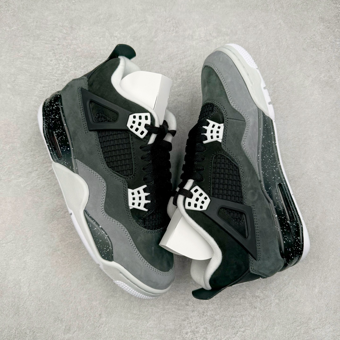 图片[3]-＃GX Air Jordan AJ4 Retro \\\” Fear \\\” 黑白恐惧 复刻2024版 FQ8138-002 圈内最强四代 独家外贸特供尺码含 45.5 49.5 50.5 耗时半年巨作 全套原纸板楦头开发 原厂特供皮料加持 确保原汁原味 完美呈现四代版型 一比一鞋头弧度高度鞋身弧度 数据细节工艺流程均保持原鞋一致 原厂TPU网格鞋带扣 正确内里网布 菱角分明不变形无多余毛边 柔软性质感一致于原鞋 市场唯一原厂鞋扣模具 背面可见隐藏注塑口 原厂织唛标 原厂飞人电绣工艺 尾指中部跳三针 独家绑鞋带手法 印刷中底布 四线拉帮 米色美纹纸贴合固定 进口港宝加持 后跟自然饱满 全鞋荧光划线卡点 追求极致完美 每一双都是工艺品 多重QC质检 超越公司货的品控标准 实实在在的免检产品 尺码：40 40.5 41 42 42.5 43 44 44.5 45 45.5 46 47.5 48.5 49.5 50.5-选品中心