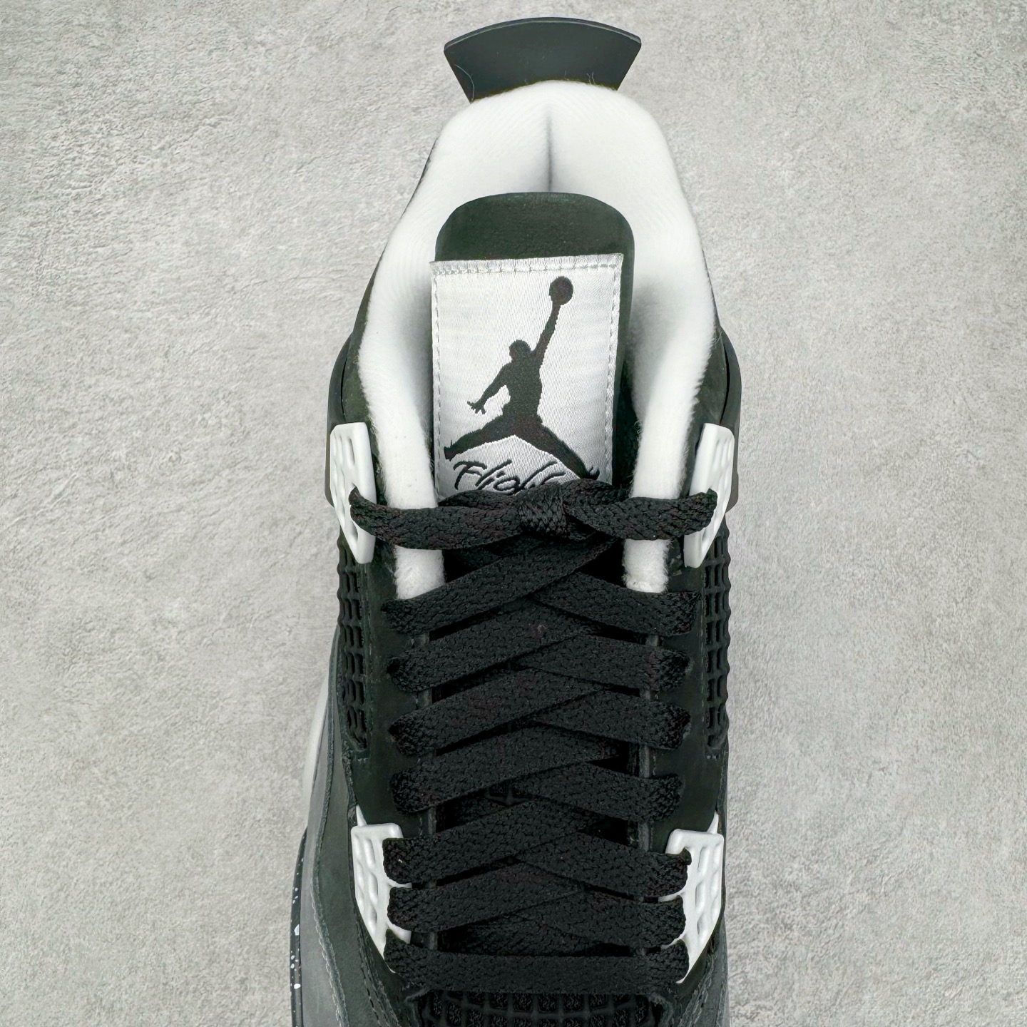 图片[5]-＃GX Air Jordan AJ4 Retro \\\” Fear \\\” 黑白恐惧 复刻2024版 FQ8138-002 圈内最强四代 独家外贸特供尺码含 45.5 49.5 50.5 耗时半年巨作 全套原纸板楦头开发 原厂特供皮料加持 确保原汁原味 完美呈现四代版型 一比一鞋头弧度高度鞋身弧度 数据细节工艺流程均保持原鞋一致 原厂TPU网格鞋带扣 正确内里网布 菱角分明不变形无多余毛边 柔软性质感一致于原鞋 市场唯一原厂鞋扣模具 背面可见隐藏注塑口 原厂织唛标 原厂飞人电绣工艺 尾指中部跳三针 独家绑鞋带手法 印刷中底布 四线拉帮 米色美纹纸贴合固定 进口港宝加持 后跟自然饱满 全鞋荧光划线卡点 追求极致完美 每一双都是工艺品 多重QC质检 超越公司货的品控标准 实实在在的免检产品 尺码：40 40.5 41 42 42.5 43 44 44.5 45 45.5 46 47.5 48.5 49.5 50.5-选品中心