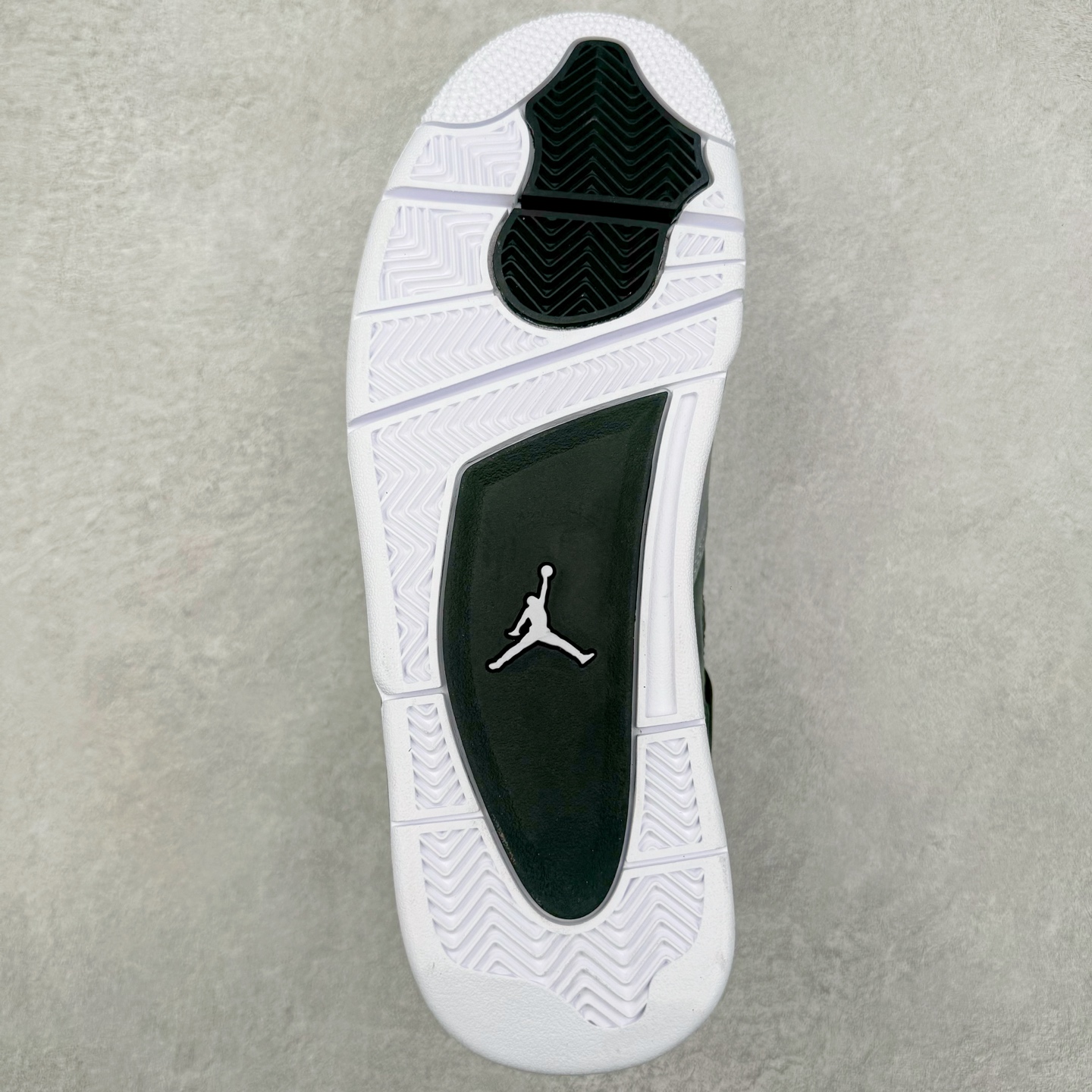 图片[9]-＃GX Air Jordan AJ4 Retro \\\” Fear \\\” 黑白恐惧 复刻2024版 FQ8138-002 圈内最强四代 独家外贸特供尺码含 45.5 49.5 50.5 耗时半年巨作 全套原纸板楦头开发 原厂特供皮料加持 确保原汁原味 完美呈现四代版型 一比一鞋头弧度高度鞋身弧度 数据细节工艺流程均保持原鞋一致 原厂TPU网格鞋带扣 正确内里网布 菱角分明不变形无多余毛边 柔软性质感一致于原鞋 市场唯一原厂鞋扣模具 背面可见隐藏注塑口 原厂织唛标 原厂飞人电绣工艺 尾指中部跳三针 独家绑鞋带手法 印刷中底布 四线拉帮 米色美纹纸贴合固定 进口港宝加持 后跟自然饱满 全鞋荧光划线卡点 追求极致完美 每一双都是工艺品 多重QC质检 超越公司货的品控标准 实实在在的免检产品 尺码：40 40.5 41 42 42.5 43 44 44.5 45 45.5 46 47.5 48.5 49.5 50.5-选品中心