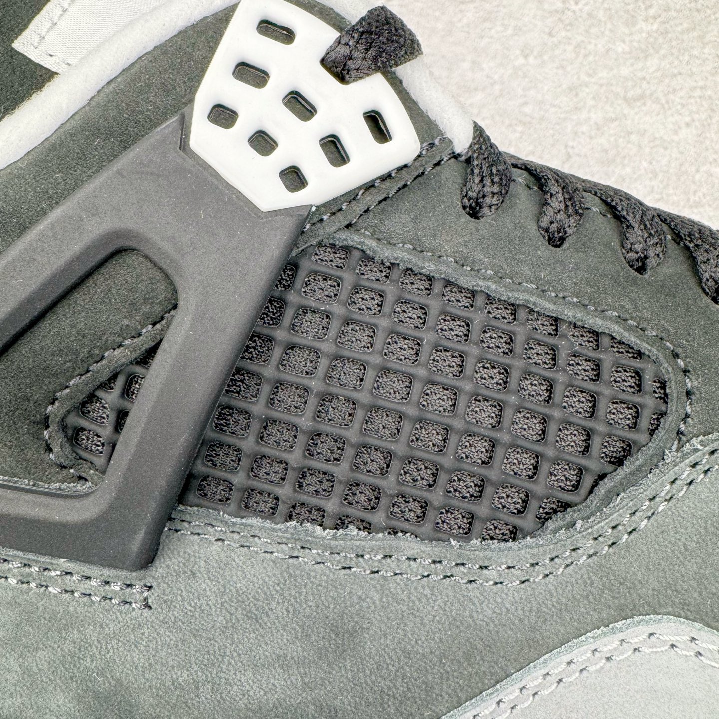 图片[14]-＃GX Air Jordan AJ4 Retro \\\” Fear \\\” 黑白恐惧 复刻2024版 FQ8138-002 圈内最强四代 独家外贸特供尺码含 45.5 49.5 50.5 耗时半年巨作 全套原纸板楦头开发 原厂特供皮料加持 确保原汁原味 完美呈现四代版型 一比一鞋头弧度高度鞋身弧度 数据细节工艺流程均保持原鞋一致 原厂TPU网格鞋带扣 正确内里网布 菱角分明不变形无多余毛边 柔软性质感一致于原鞋 市场唯一原厂鞋扣模具 背面可见隐藏注塑口 原厂织唛标 原厂飞人电绣工艺 尾指中部跳三针 独家绑鞋带手法 印刷中底布 四线拉帮 米色美纹纸贴合固定 进口港宝加持 后跟自然饱满 全鞋荧光划线卡点 追求极致完美 每一双都是工艺品 多重QC质检 超越公司货的品控标准 实实在在的免检产品 尺码：40 40.5 41 42 42.5 43 44 44.5 45 45.5 46 47.5 48.5 49.5 50.5-选品中心